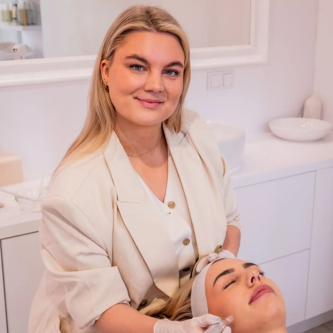 Hoera! Wij hebben een prachtige nieuwe aanwinst in ons team. 🤍

Graag stellen we jullie voor aan Olinde ✨ Met 12 jaar ervaring in huidverbetering komt zij ons team bij V-Cosmetics versterken. Ze werkte bij verschillende luxe huidklinieken en brengt 