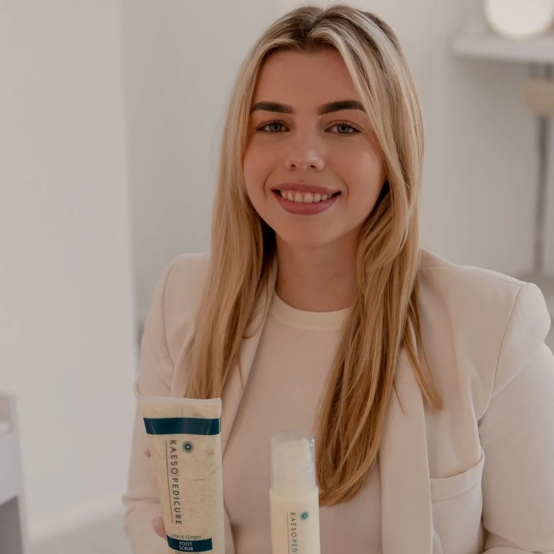 Mooie voeten voor de zomer 👣✨
Droom jij van zachte, verzorgde voeten voor de zomer? Met de juiste producten kom je al een heel eind.

🧴 Voet scrub�Een voet scrub helpt bij het verwijderen van dode huidcellen en eelt. Dit zorgt voor een gladdere hui