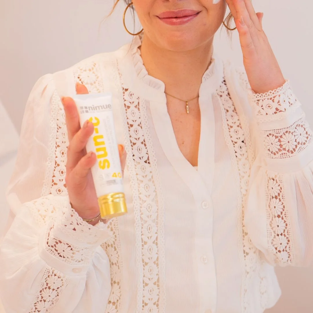 ☀️ Lente &amp; bescherming bij V-Cosmetics ☀️

De zon wordt sterker en je huid heeft nu extra liefde nodig! 🌞 Wist je dat zelfs op bewolkte dagen UV-stralen je huid kunnen beschadigen? Een goede SPF beschermt je tegen vroegtijdige huidveroudering, p