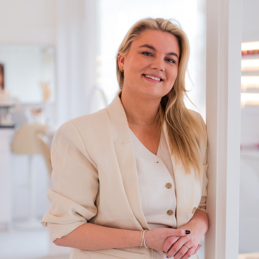 Buon compleanno, Olinde! Geniet van je verjaardag in het mooie Rome 🇮🇹 🌸✨

We hopen dat je een fantastische dag hebt vol zon, plezier en lekkere gelato 🍦

#vcosmetics #birthday #beautysalon #salon #rotterdam