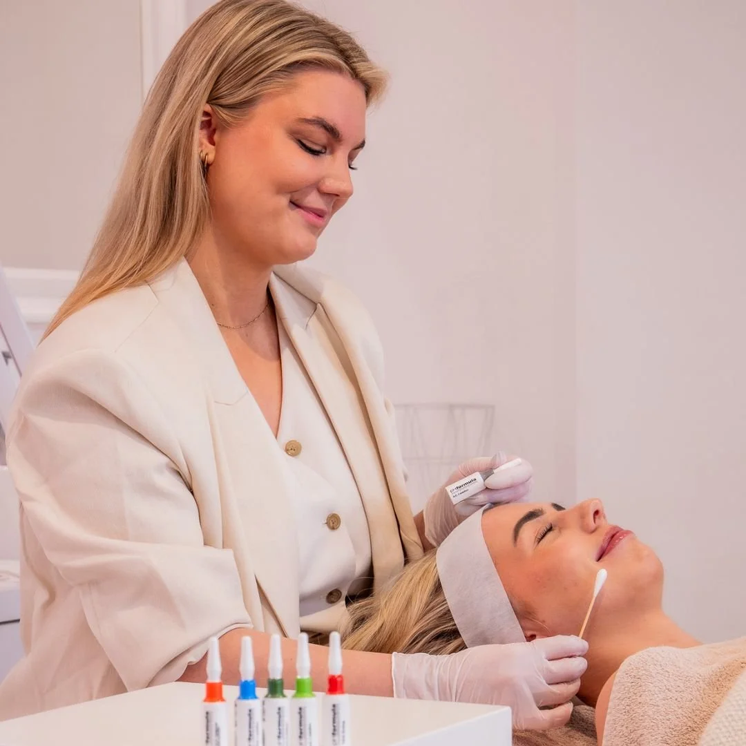 Your summer glow starts here ✨

Reserveer jouw plek voor ons exclusieve Pre Summer Event bij V-Cosmetics ☀️

Wil jij deze zomer starten met een frisse, egale en stralende huid? Tijdens dit informatieve event draait alles om huidverbetering, selfcare 