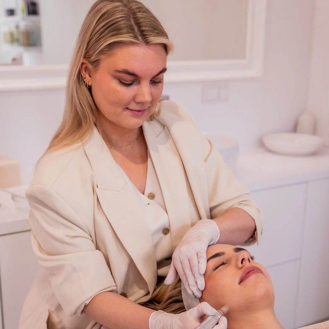 Wat levert een investering in je huid nu eigenlijk &eacute;cht op? ✨

Veel mensen investeren in skincareproducten voor thuis, maar wist je dat professionele behandelingen vaak het verschil maken als je huidverbetering wilt bereiken?

Neem bijvoorbeel