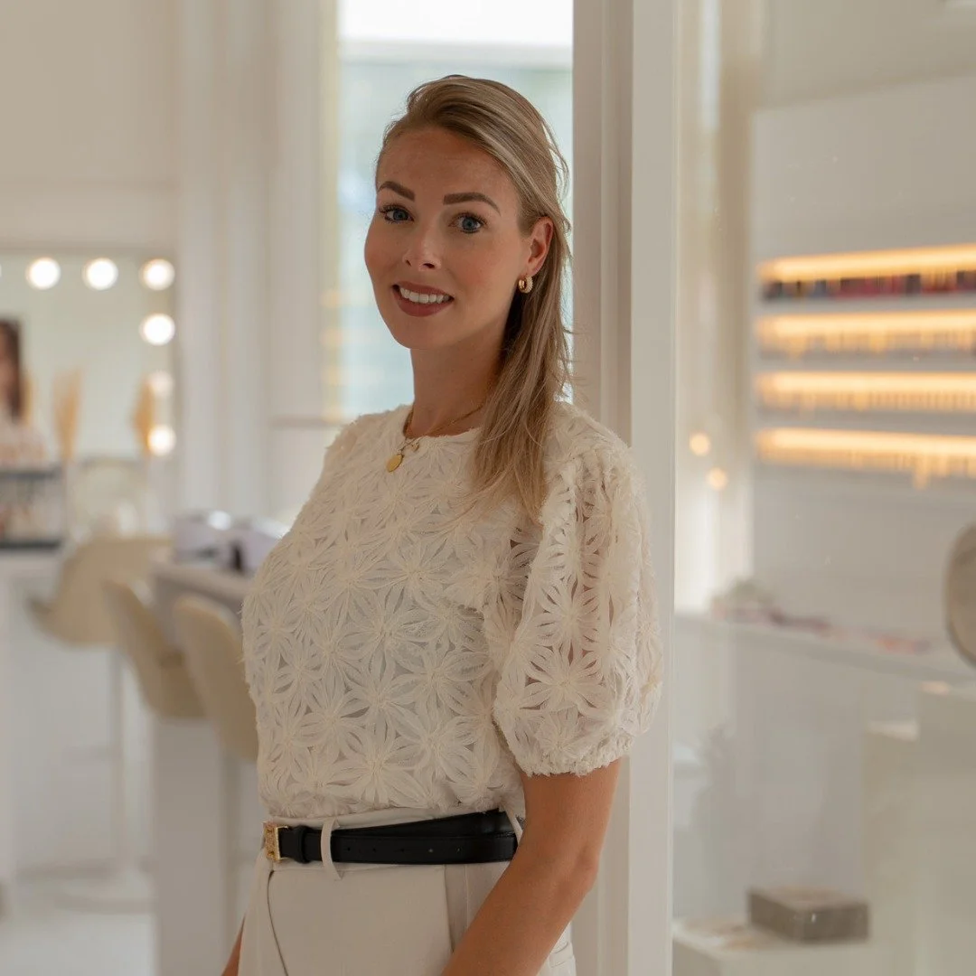 🌟 Wist je dat... 🌟

De eigenaresse van V-Cosmetics, Vera, al op haar 21e begon met ondernemen?

10 jaar geleden opende zij haar eerste salon aan de Schiedamsedijk. Met veel ambitie, een duidelijke visie &eacute;n direct een team van 5 medewerkers. 