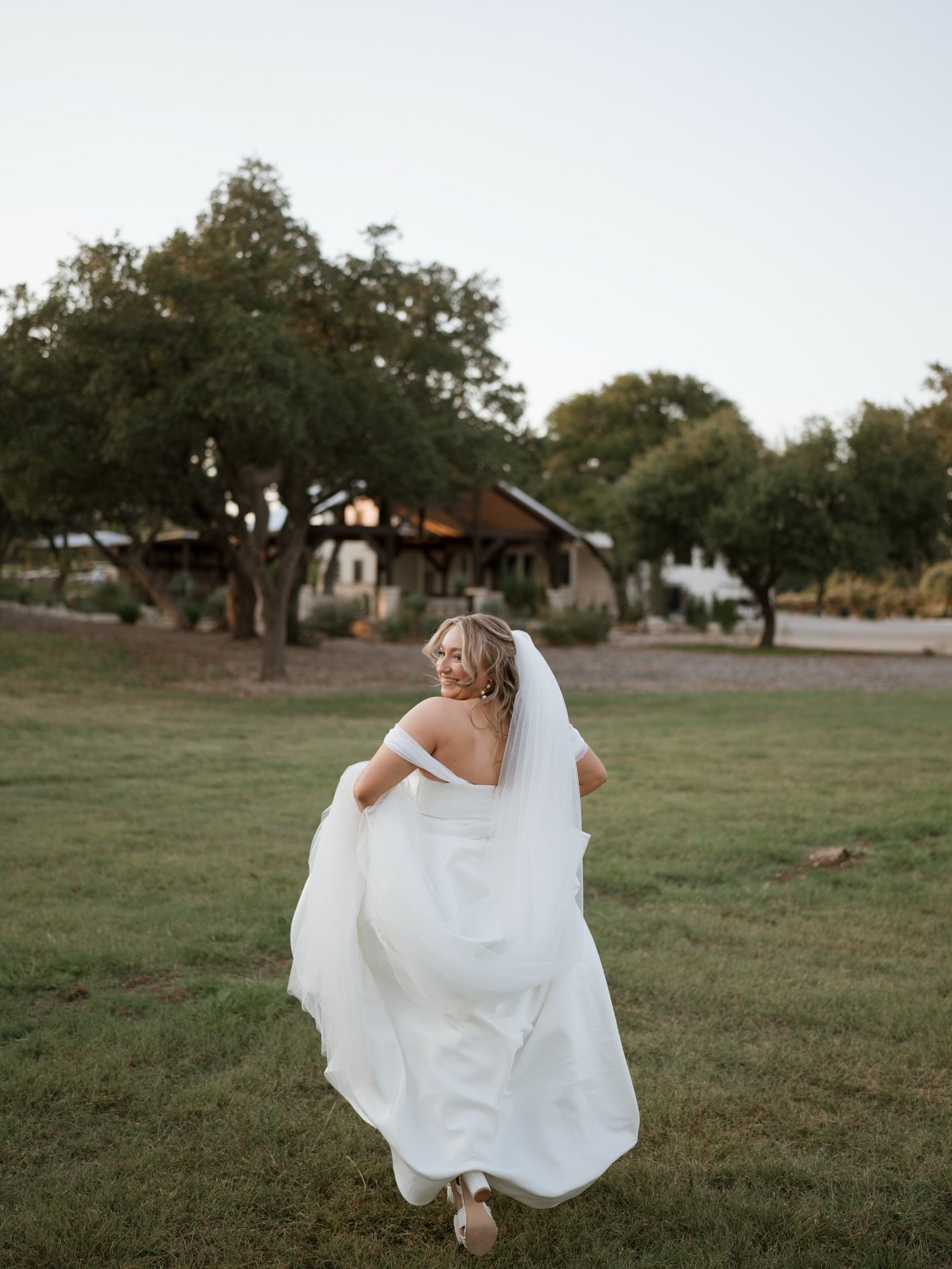 2026 brides save this for bridal portrait inspo!🤍 Sarah was stunning and her photos were timeless perfection! ✨💍 

📸: @mayfieldsphotography

#StoneyCreekWeddings #2026brides #bridalportraits #TexasWeddings #brides