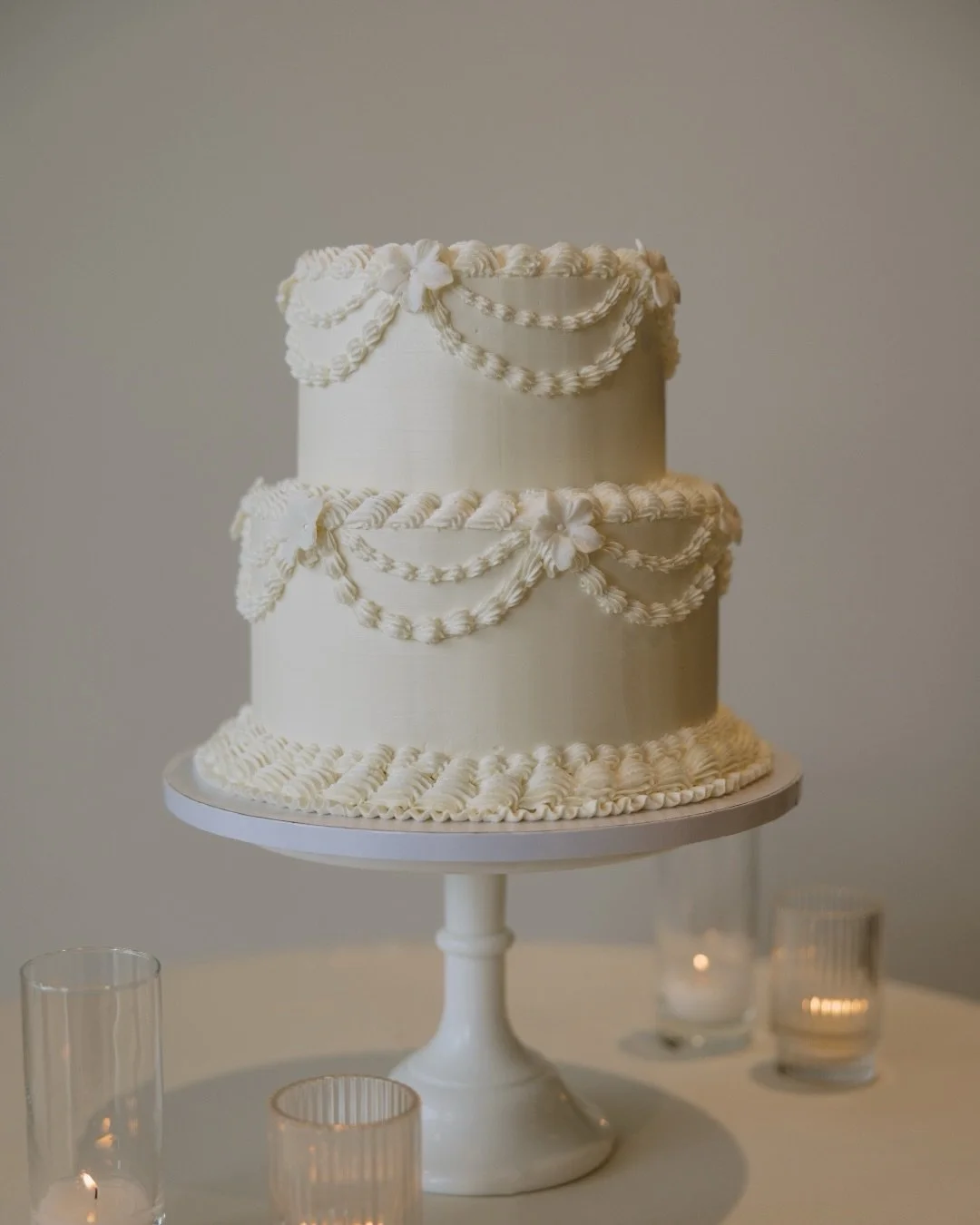 The cake was as good as it looks 🎂

VENDORS
Venue @veanewportbeach
Photographer @darianshantayphoto 
Second Shooter @teamweddingsbydarianshantay
Wedding Planner @brandijaneevents 
Videographer @cinemalifeweddings
Florist @ebdflorals
Makeup @designvi