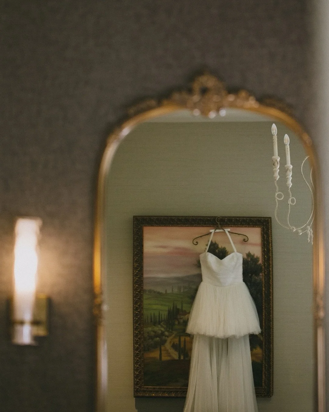 Getting ready moments &mdash; Vienza Winery 🕊️

@sageeventplanning 
@europavillageweddings 
@darianshantayphoto 
@teamweddingsbydarianshantay 

#vienzawinerywedding #vienzatemecula #europawinerytemecula #europawinerywedding #europaweddingphotographe