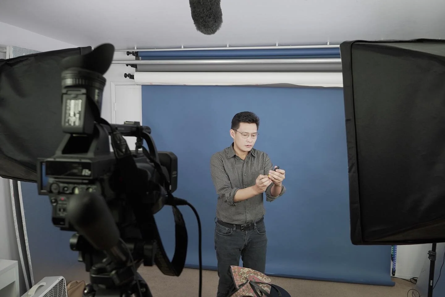 Mister Filipino Idol @jaimebarcelon is doing some weird doctor thing over here. Probably getting into character.  Nonetheless our paparazzi crew had spotted him in action. This guy is an amazing actor, singer and all around beautiful human. Catch him