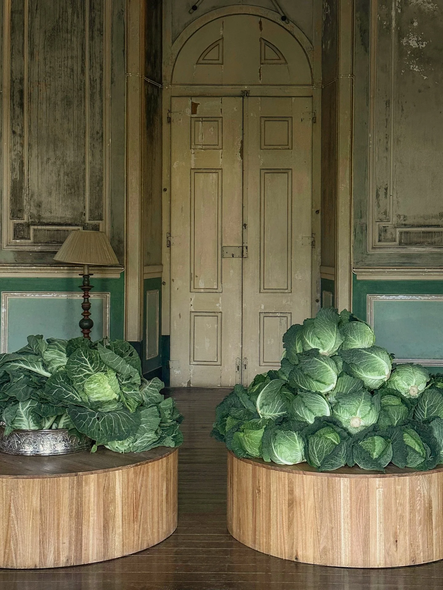 In early April 2024, we had the honor of hosting @fridakim_london &amp; @wagnerjk for a three-day workshop at @palaciodogrilo .
.
With an incredibly talented group of florists, we embarked on a journey to explore the nature of Portuguese culture usin