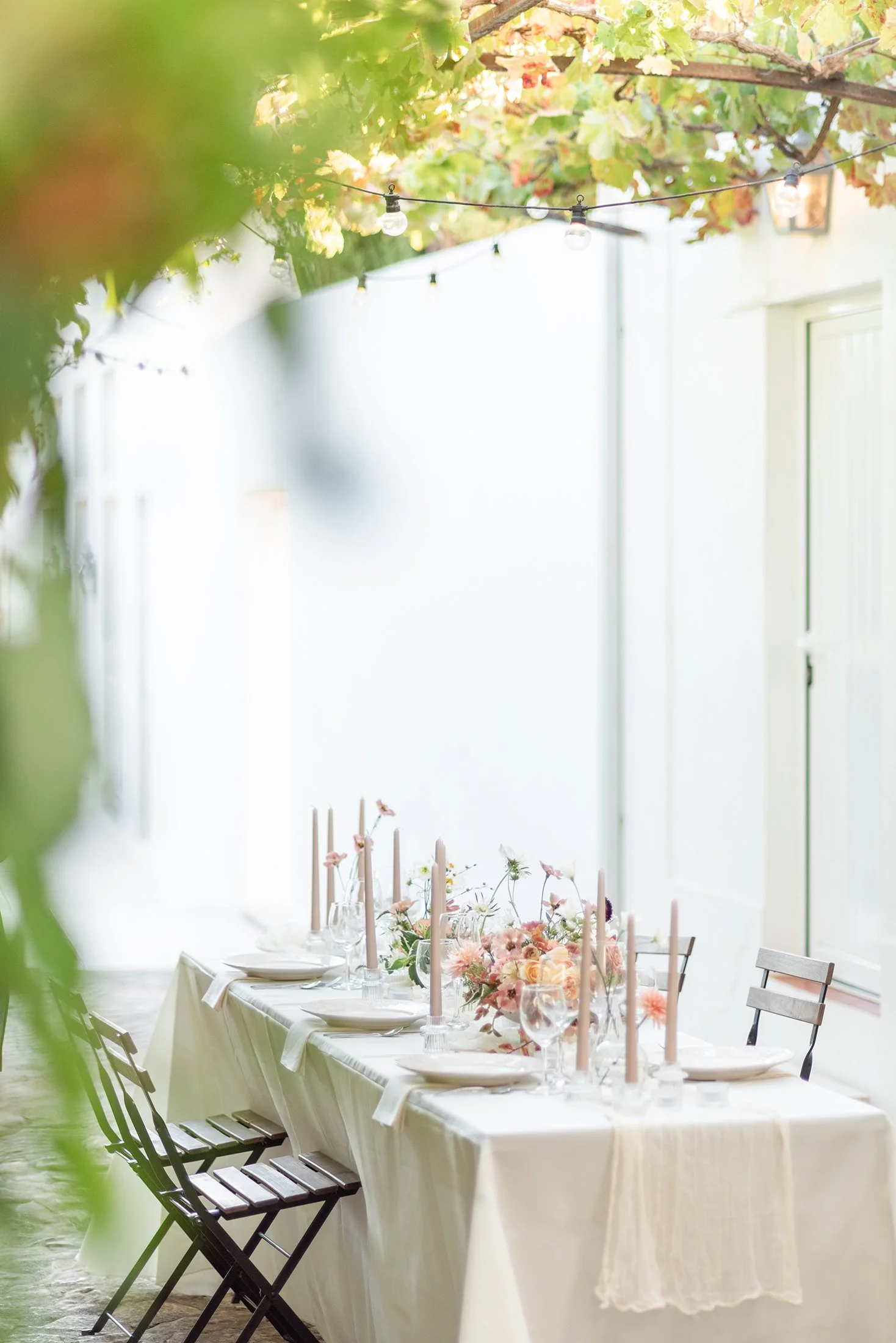 Portugal West Coast Summer Elopement in Casa Sacoto, Elopement in Lisbon, Modern and Whimsical Flower Decoration, Pastel Tone Flowers, Portuguese Florist, Fun and Al Fresco Wedding, Exquisite and Delicate Flower Arrangements, Delicate Flower Decor.
