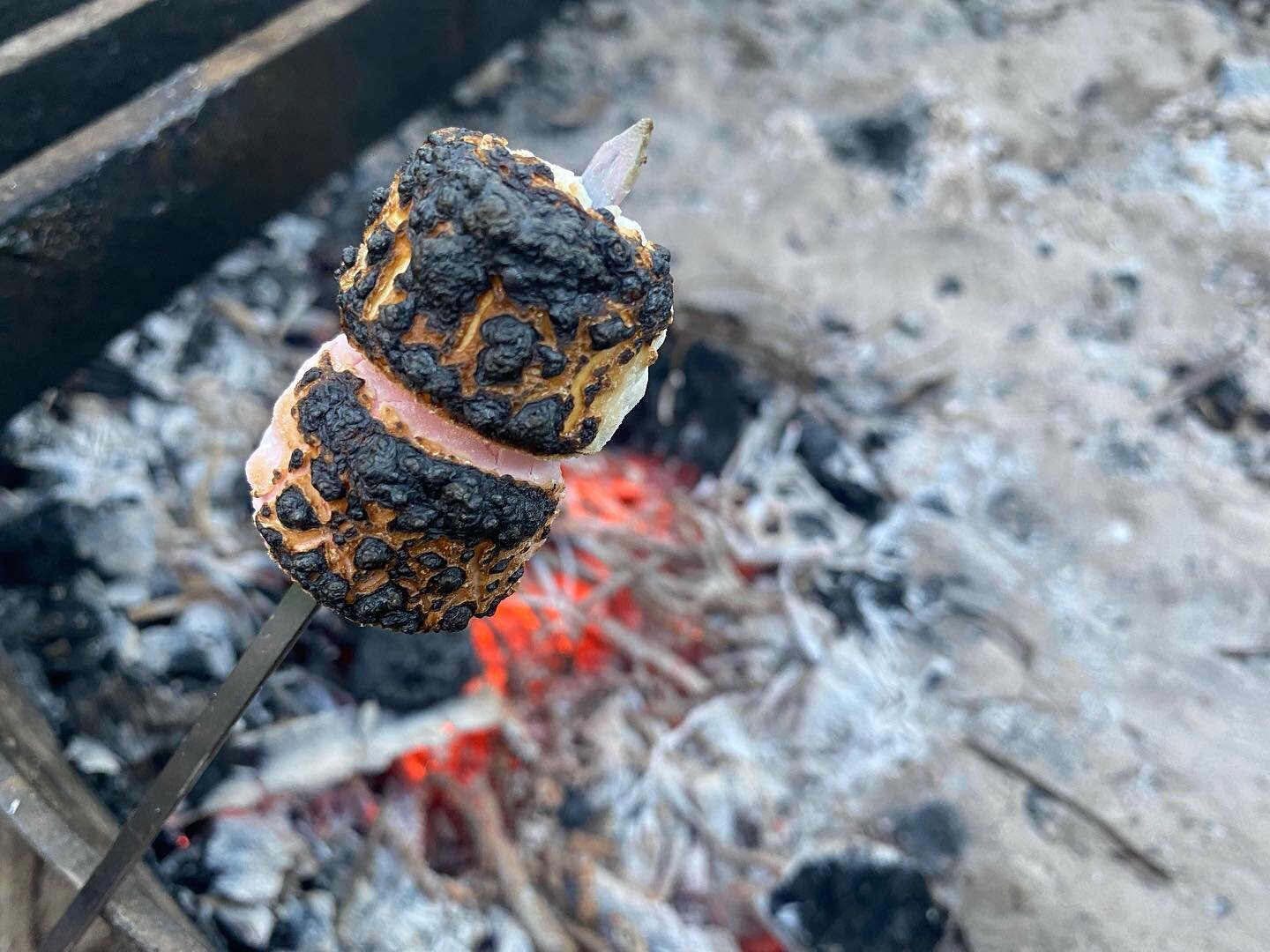 Unpopular opinion: I love my toasted marshmallows charcoaled&hellip;. 

What&rsquo;s your strategy? 😂 

#marshmallows #campfire #toastedmarshmallow