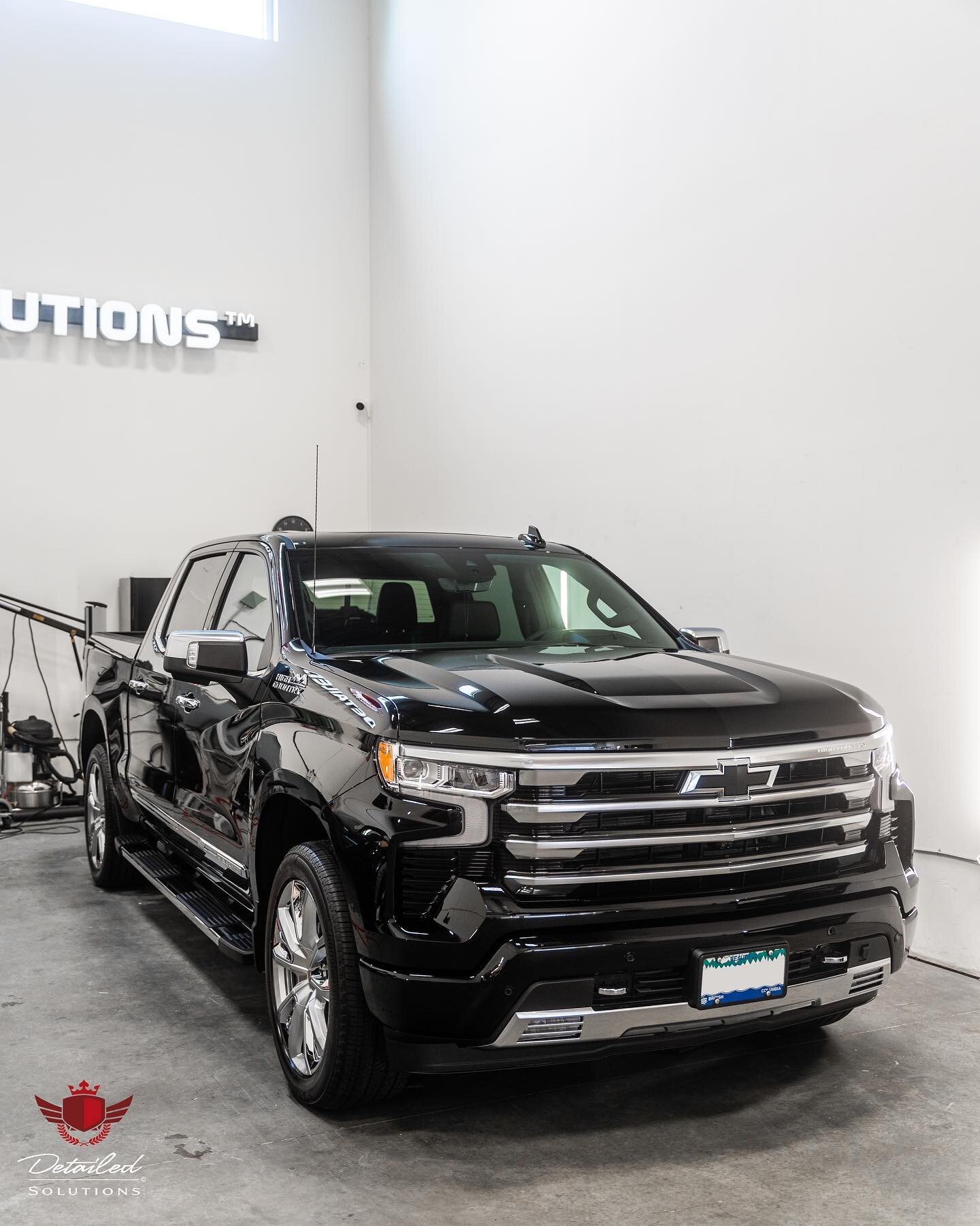 💪 2023 #Chevy Silverado High Country 
➖
☑️ Film Solutions&copy; PPF
☑️ Exterior detail and decontamination 
☑️ Paint correction
☑️ Nano Solutions&copy; ceramic / graphene coating
➖
📷 @heydondownton 
➖
Have Your Investment Protected Today!
➖
DM For 