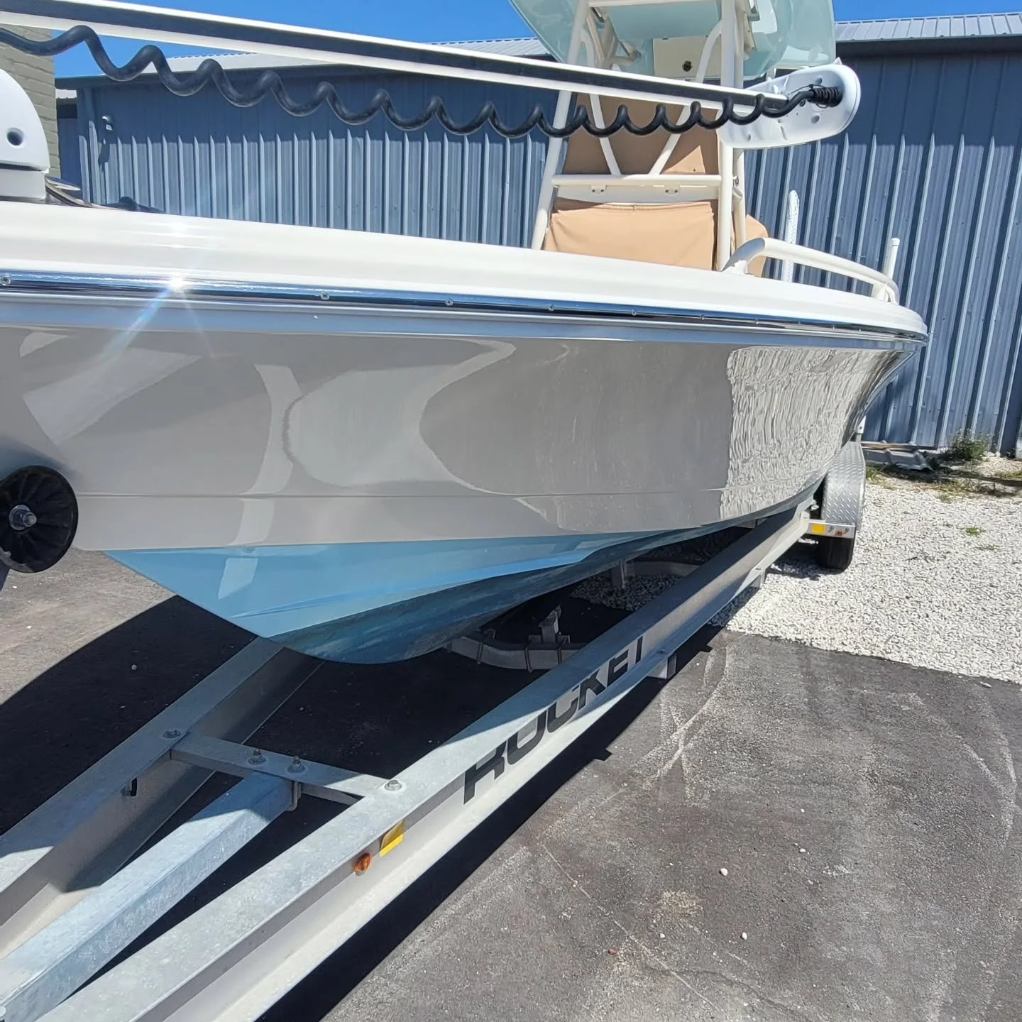🧼Wash and Wax💪 on this 26 foot @pathfinderboats. Contact us for estimates 🌴 #bocaratonyacht #palmbeach #pathfinderboats #boat #bayboat #yachmanagent #bocaraton #boyntonbeach #westpalmbeach #delraybeach #yacht
