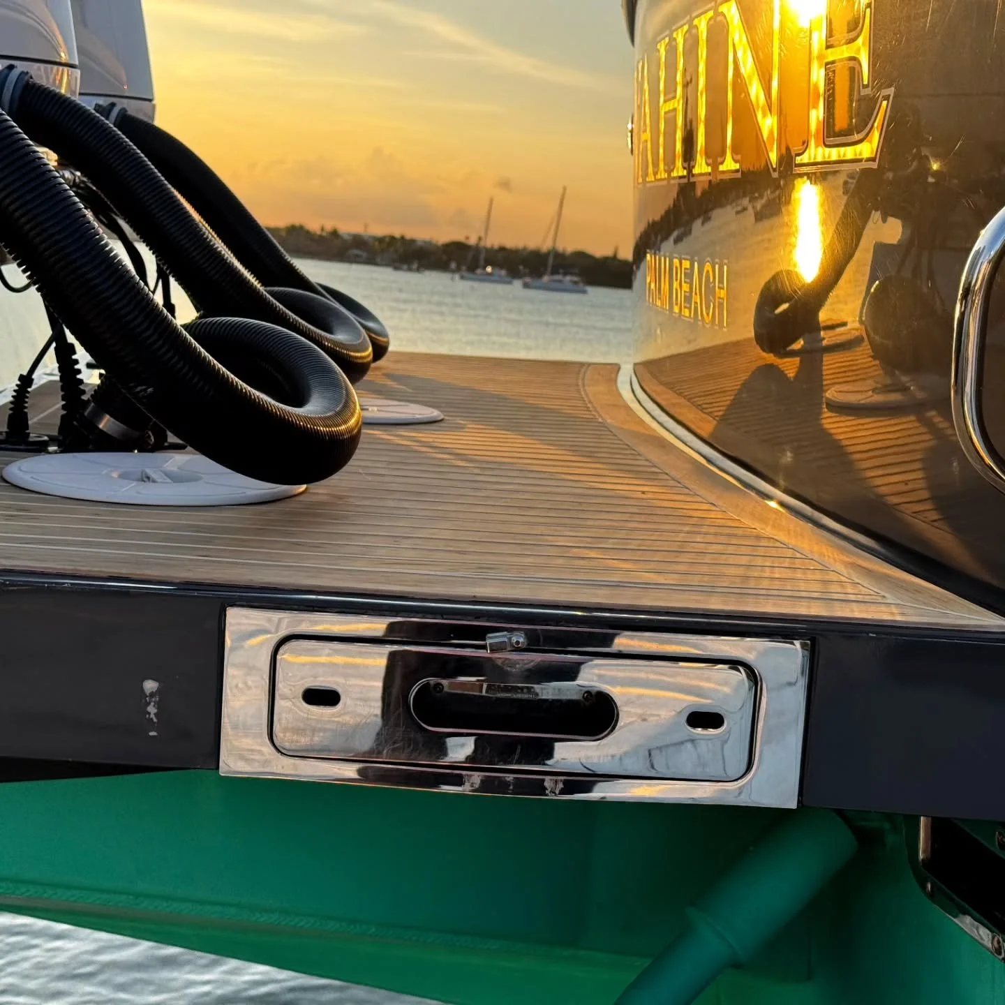 🌴Hull Side detail on this 34 @regulatormarine 🔥 Contact us to get your boat looking right😎 #bocaratonyacht #palmbeach #boat #regulator #detail #centerconsole #yachmanagent