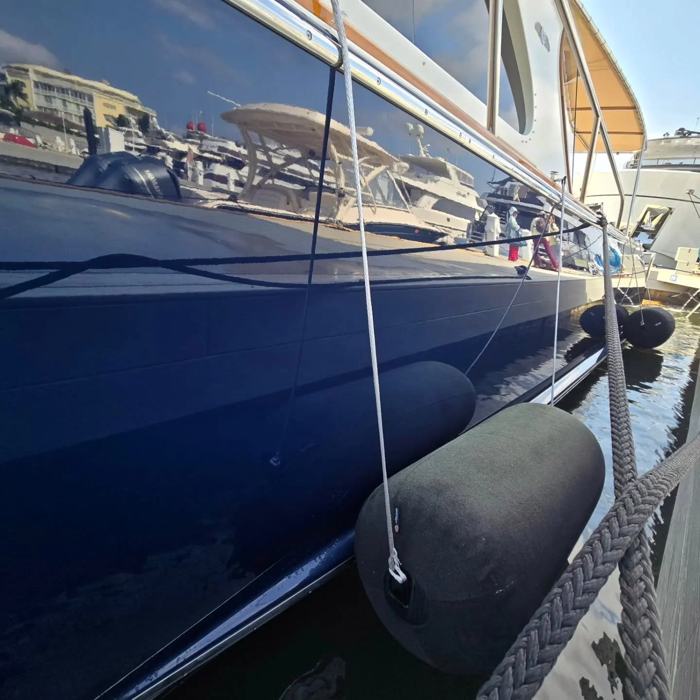 Paint Correction on the hullside of this 75 Palm Beach. Please contact us for an estimate 🇺🇲🌴 #bocaratonyacht #paintcorrection #palmbeach #yachtmanagement #bocaraton #delraybeach #boyntonbeach #westpalmbeach #yacht #detailing