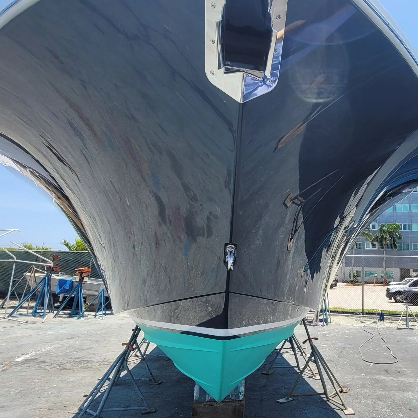 🇺🇲Full paint correction on the Hullsides of this 34 @regulatormarine🇺🇲. Contact us for free estimates 🌴 

#bocaratonyacht #palmbeach #bocaraton #detailing #yacht #yachtmanagement #boyntonbeach #delraybeach #lantana #lakeworth #paintcorrection #r