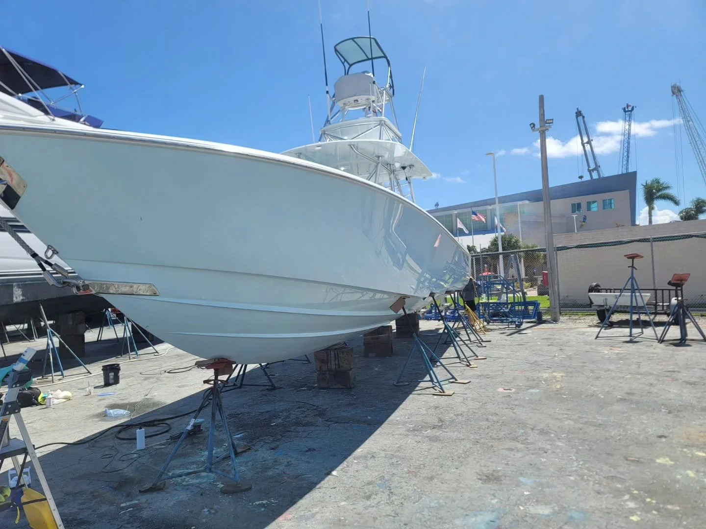 Happy Monday! 44 @contenderboatsofficial received a full detail to bring the hull back to a factory finish. Please contact us for free estimates 🇺🇲👍🤙