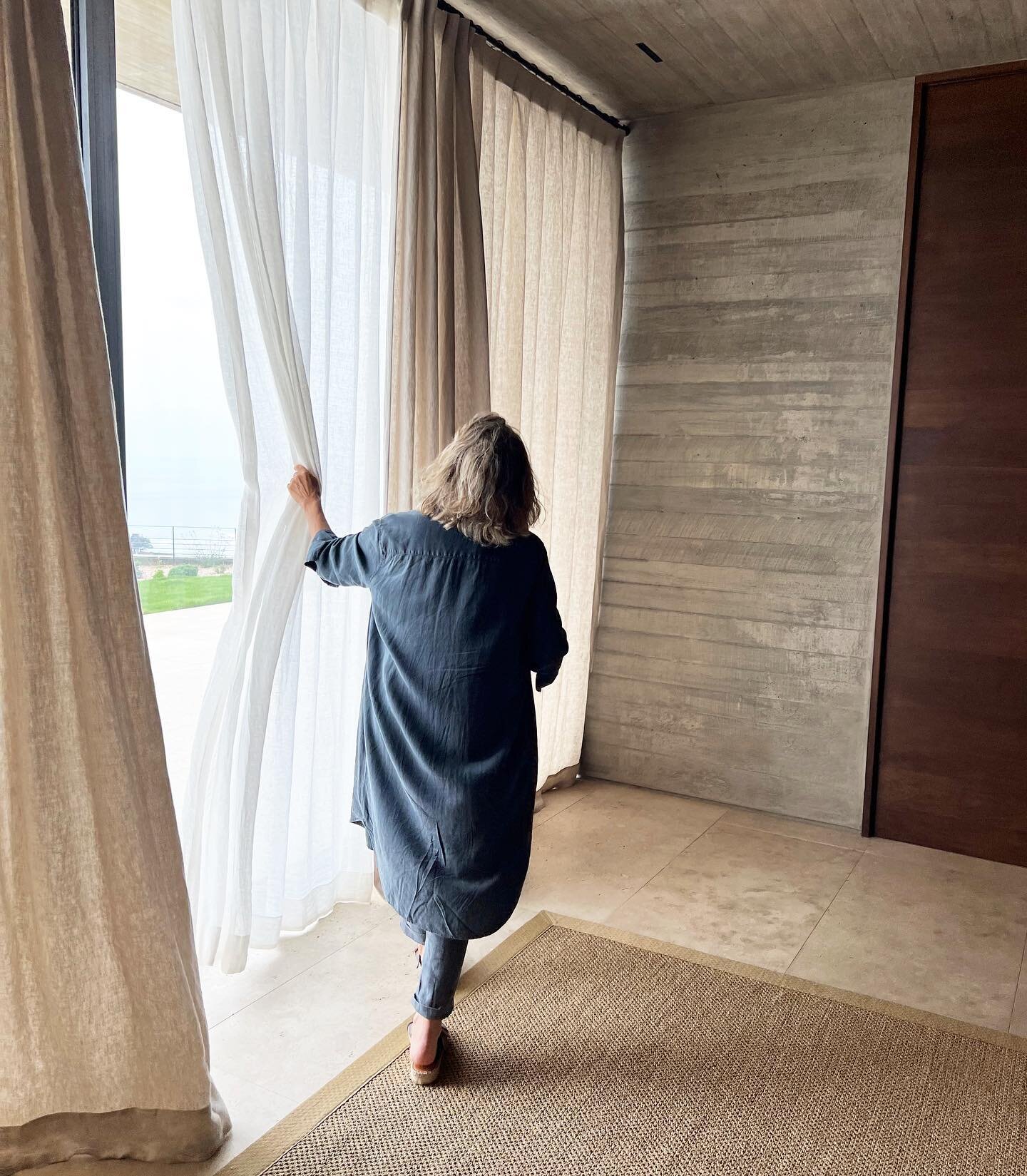 Linen curtains add a cozy stylish look to your interiors. Tell us about your project, we will guide you with the best items for your home. Book an appointment with us 🕊️

Photo, collaboration with @estudiodominguezgoycolea 
&mdash;-

Las cortinas de