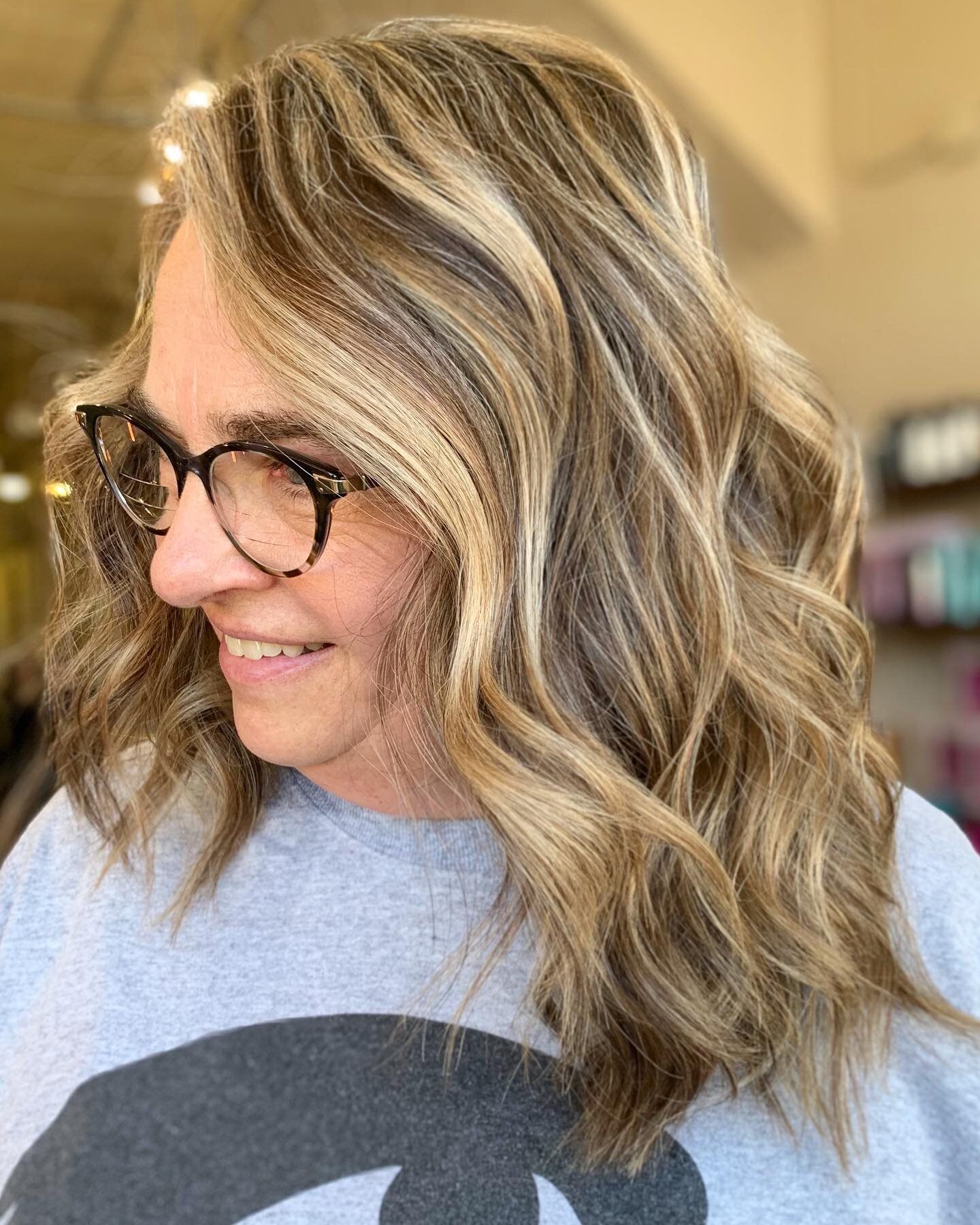 I have some gorgeous clients with gorgeous hair 🤩 we do foils to blend her gray strands in without covering them up! The result is a beautiful blend of warm and cool tones 🙌🏻