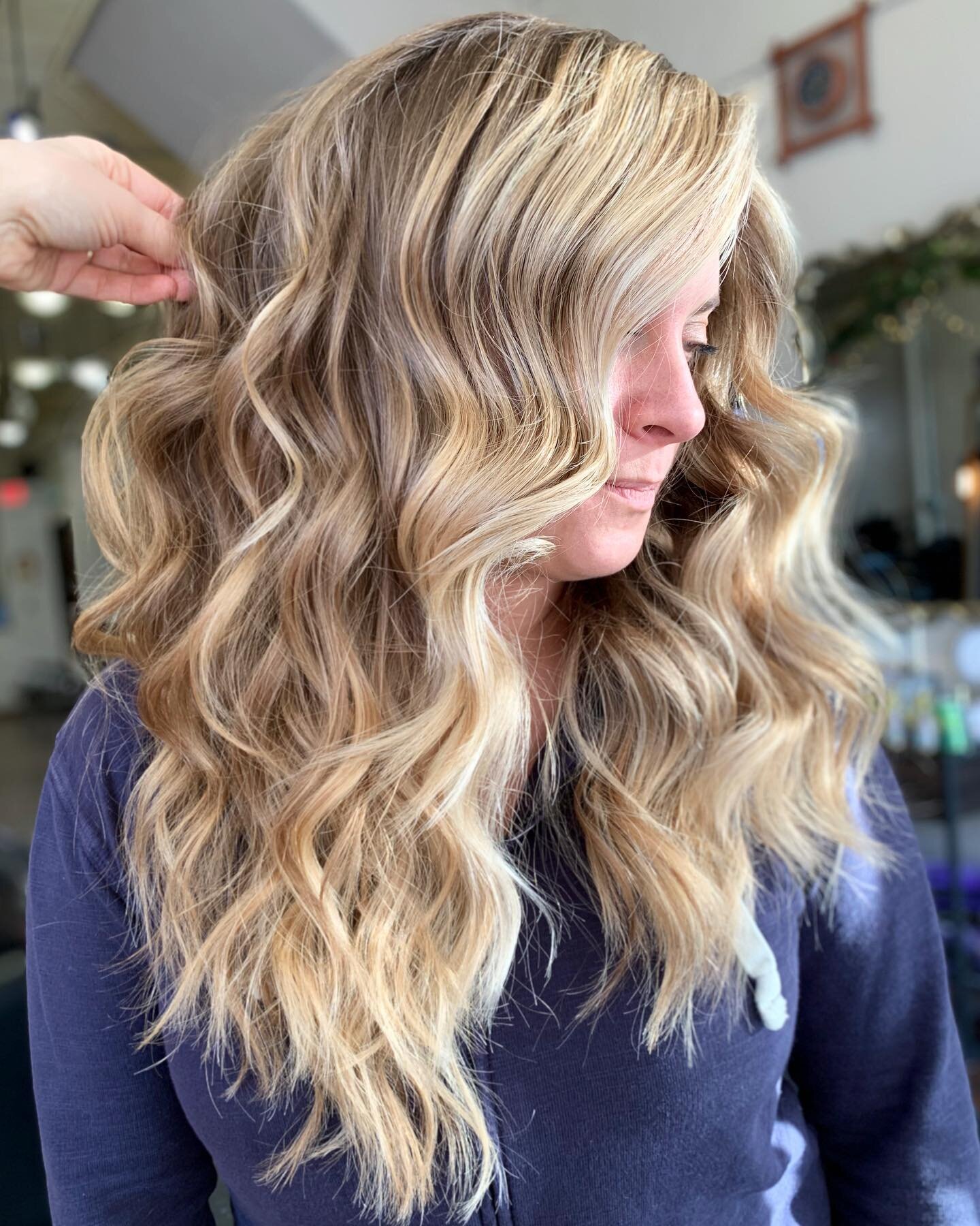 I am starting off 2023 by launching a new referral program! If you send me one of your friends, they will get $50 off their first color service with me 🤩 And the best part is when they come in, YOU will get $50 off your next color appointment too! 
