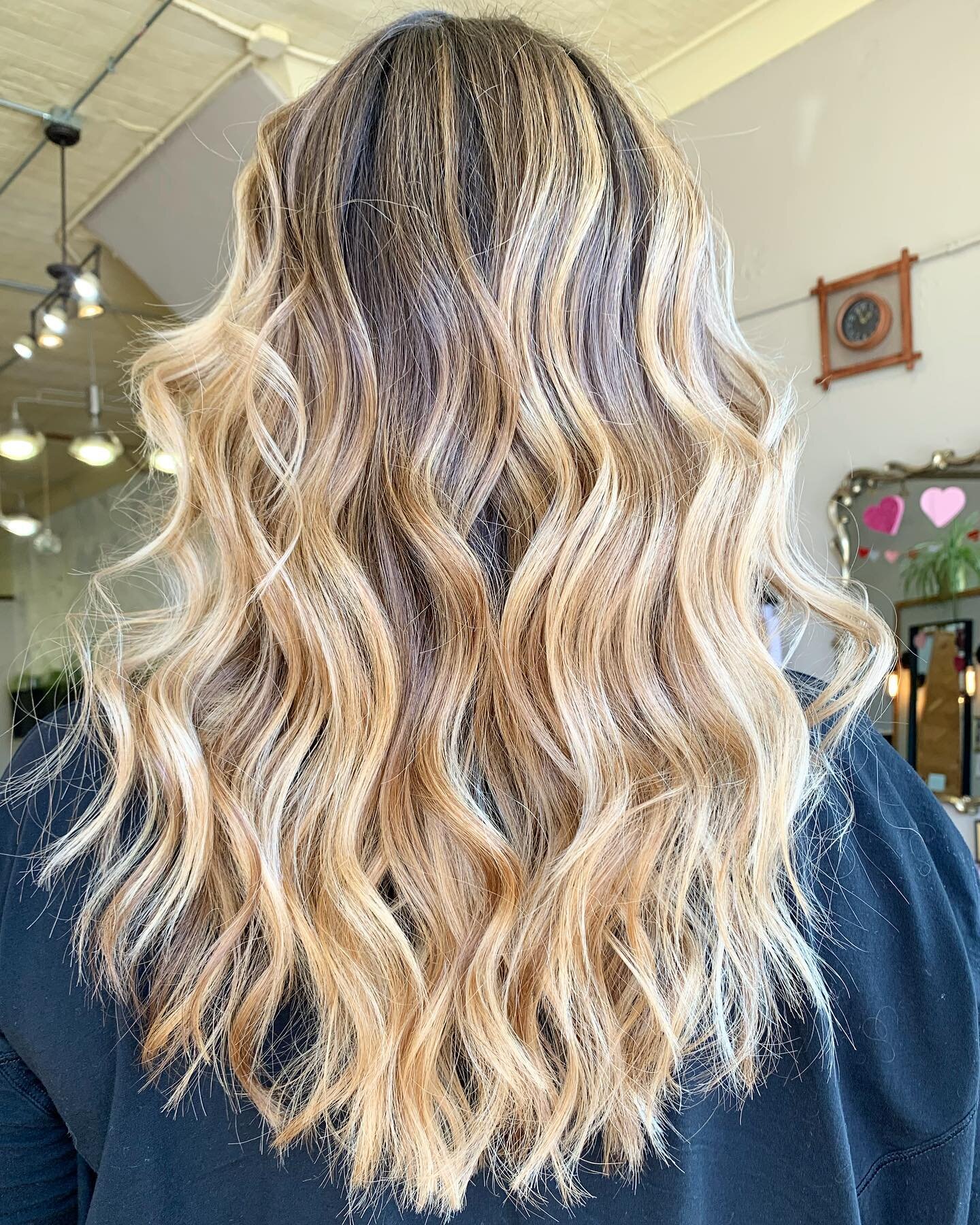 Pretty balayage refresh on this mama 🤩🤩