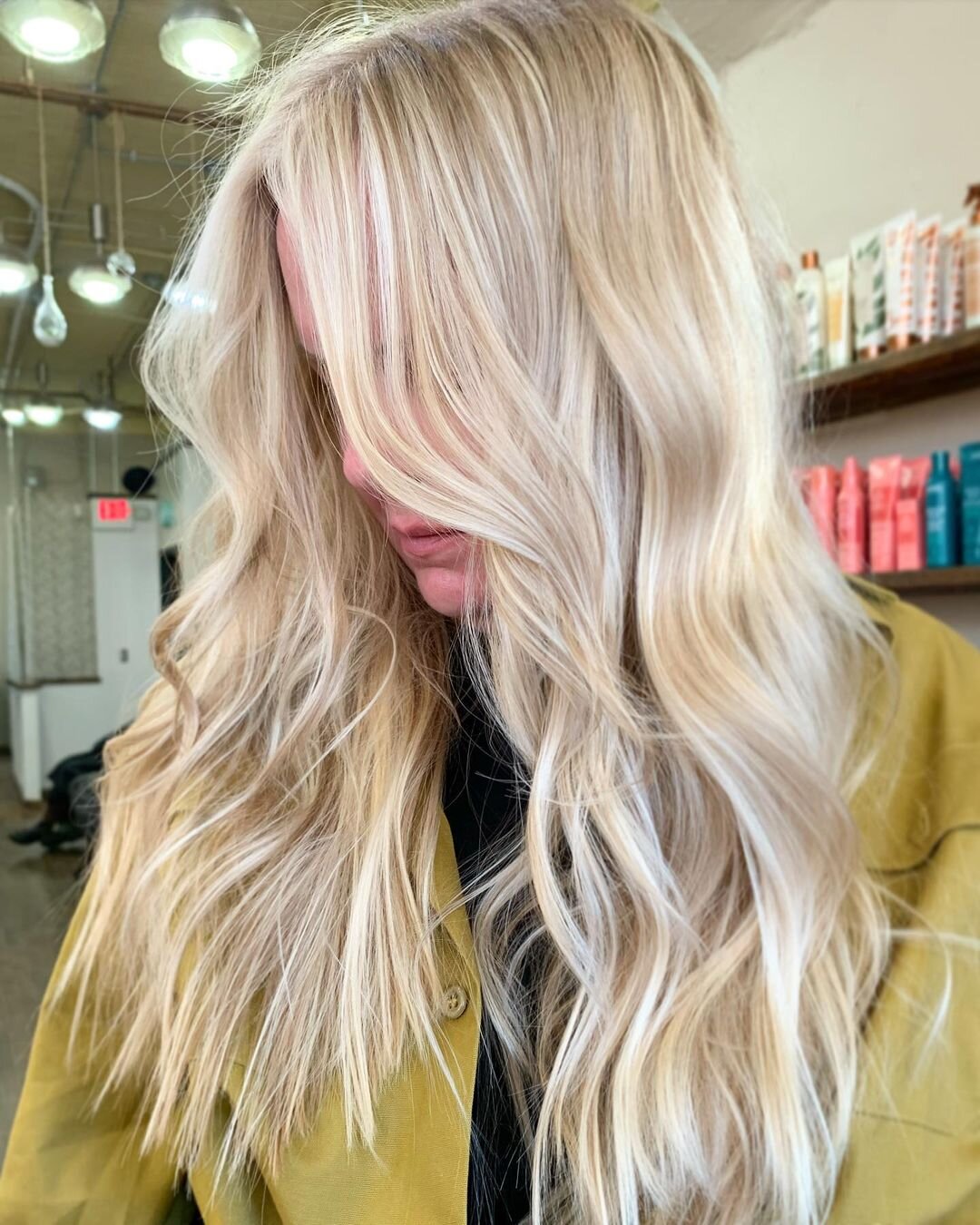 Let’s pretend it’s spring ☀️ it’s never too soon to go blonde! @alyssaroseeaton
.
.
.
.
.
.
.
#minneapolishairstylist #minneapolissalon #redken #redkenshadeseq #blonde #blondehair #blondegirl #blondehighlights #bright #spring #spri