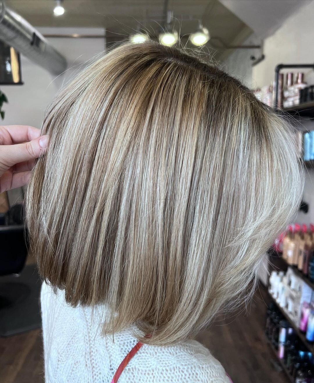 We love this transformative service Lindsay @lindsayloubeauty did on a client!! Swipe to see the amazing before and after!
.
.
.
.
.
.
 #blondegirl #highlights #blonde #blondehighlights #blondehair #springhair #spring #highlightedhair #bright #balaya