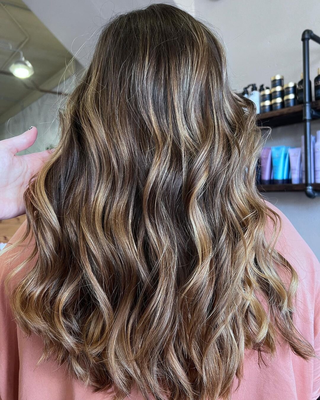 We think this natural golden balayage might be the perfect spring hair ☀️
.
.
.
.
.
.
.
. #minnesota #minneapolissalon #twincitieshair #hairstyle #mnhairsalon #haircoloring #minneapolishairstylist #redken #hairstylist #haircolor #hair #redkenshadeseq