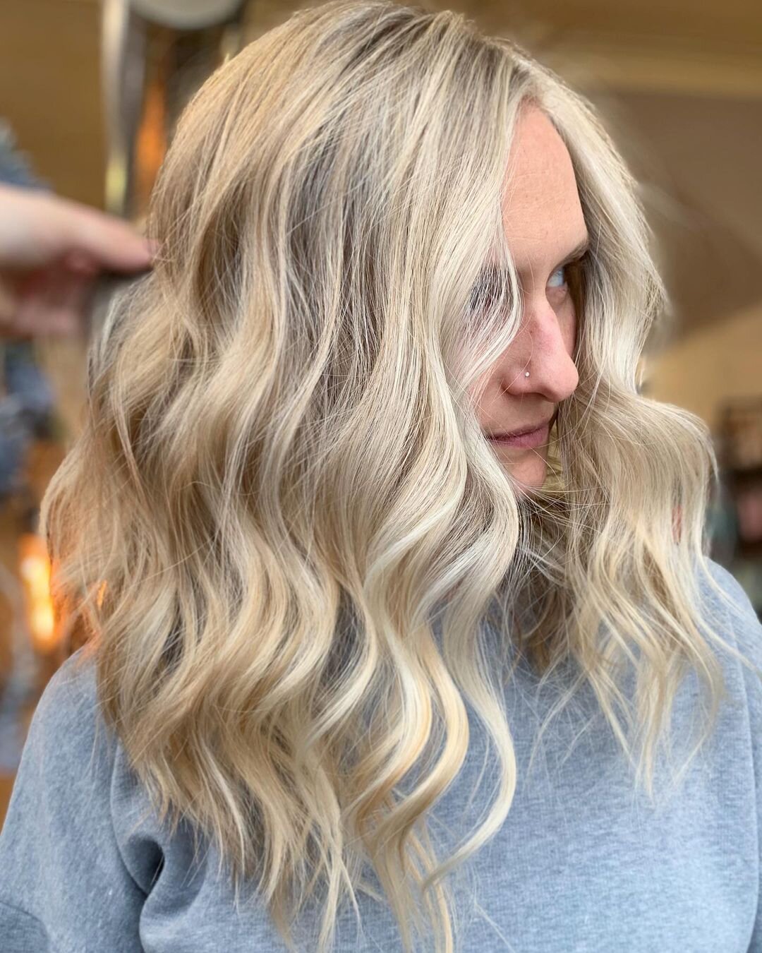 Cool 😎 Blonde - @alyssaroseeaton 
.
.
.
.
.
.
.
.#minneapolissalon #minneapolishairstylist #redken #redkenshadeseq #blonde #blondehair #blondehighlights #blondegirl #highlights #highlightedhair #coolblonde