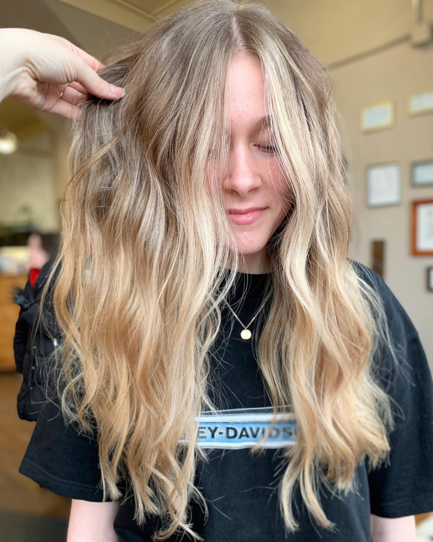 We love when things go better than expected 🙌🏻 fresh blonde for this beauty. 

Swipe to see what we started with 😎