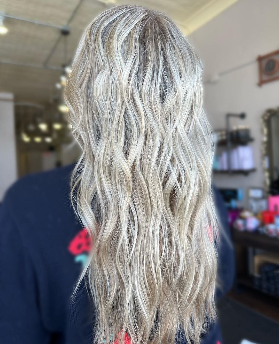 @sadie.yvonne.hair is giving us dreamy blondes for days 😍😍
.
.
.
.
.
.
.
.
 #minnesota #minneapolissalon #twincitieshair #hairstyle #mnhairsalon #haircoloring #minneapolishairstylist #hairstylist #haircolor #mplshair #redkenshadeseq #haircolorgoals