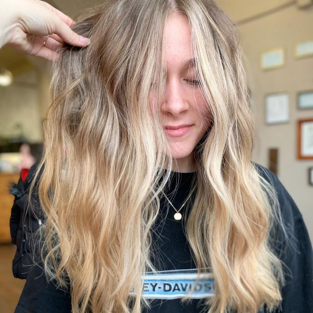 🙌🏻 fresh blonde for this beauty. 
.
.
.
.
 #hairgoals #blondebalayage #haircarecommunity #aveda #haircolorinspo #highlightedhair #highlights #blondegirl #blonde #blondehighlights #blondehair #haircolorideas #warmbalayage #minneapolissalon #twinciti