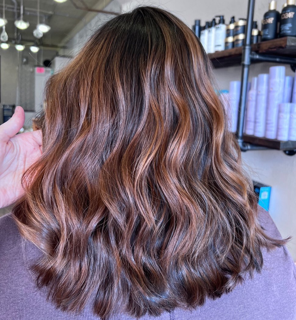 You can't see us but were doing cartwheels over this warm brunette by @lindsayloubeauty !! 🤸&zwj;♀️🤩🥇
.
.
.
.
.
.
.
.
. #hairgoals #haircolorideas #haircolorinspo #stylistlife #aveda #highlightedhair #warmbalayage #highlights #stylistspotlight #ha