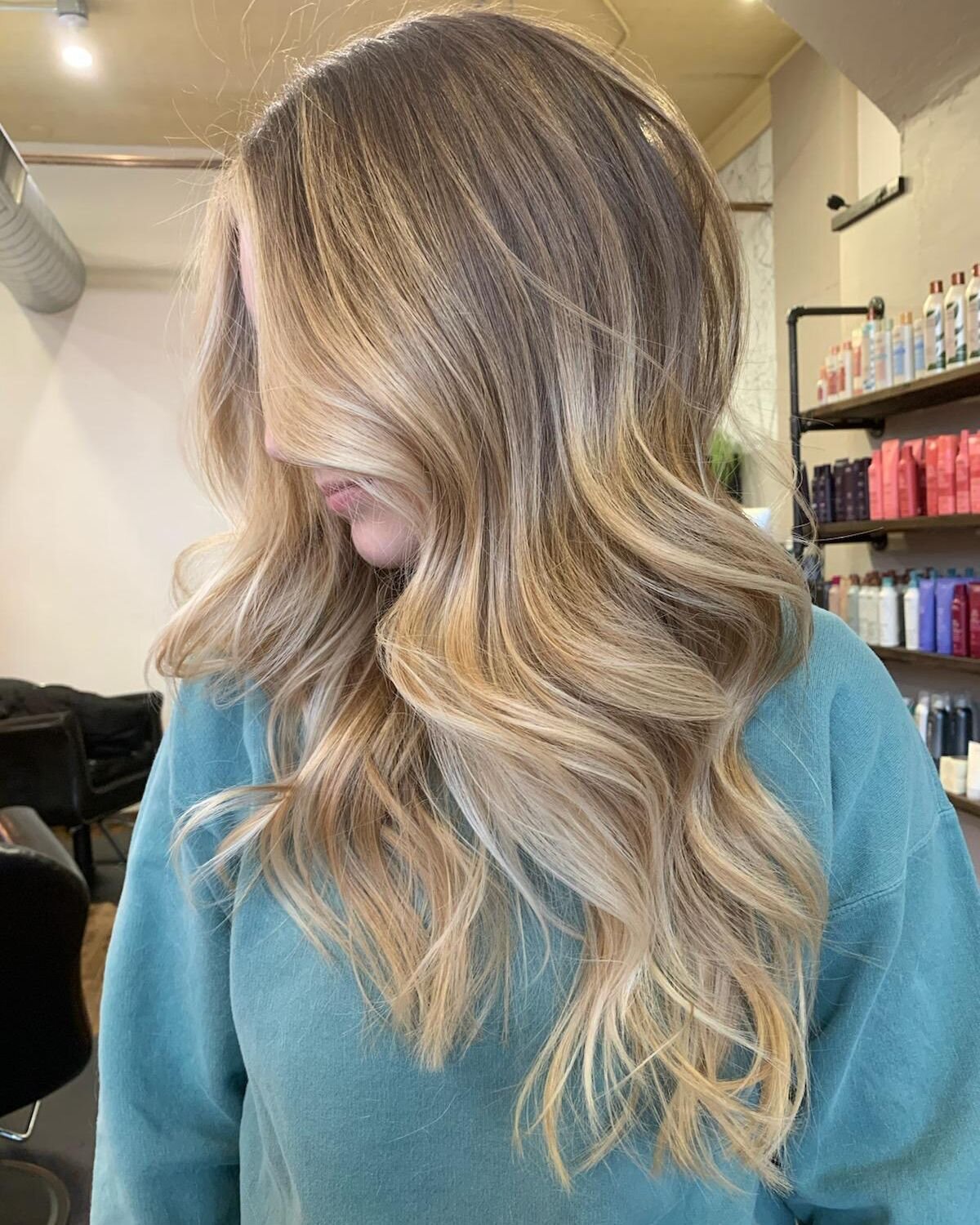 Amazing balayage blonde by @alyssaroseeaton 🌼🌞☀️
.
.
.
.
.
.
. #hairgoals #haircolorideas #stylistspotlight #haircarecommunity #stylistlife #warmbalayage #aveda #highlightedhair #haircolorinspo #highlights #blondehair #blondebalayage #blondehighlig