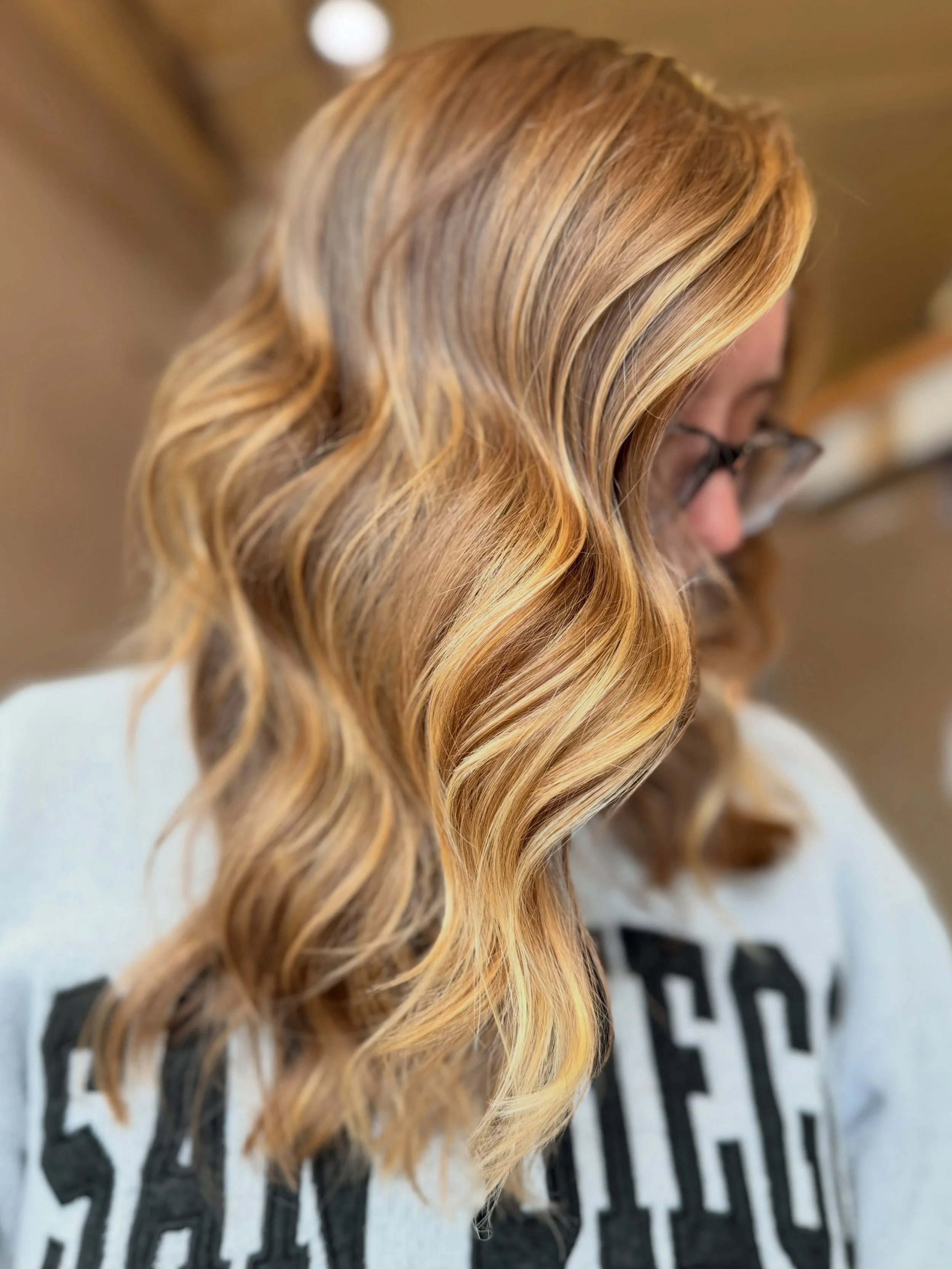 I am so grateful to have beautiful friends who let me do their beautiful hair 🫶🏻🤩

Another raw lift balayage with the new @redkenpro Blonde iQ! Such a dream.