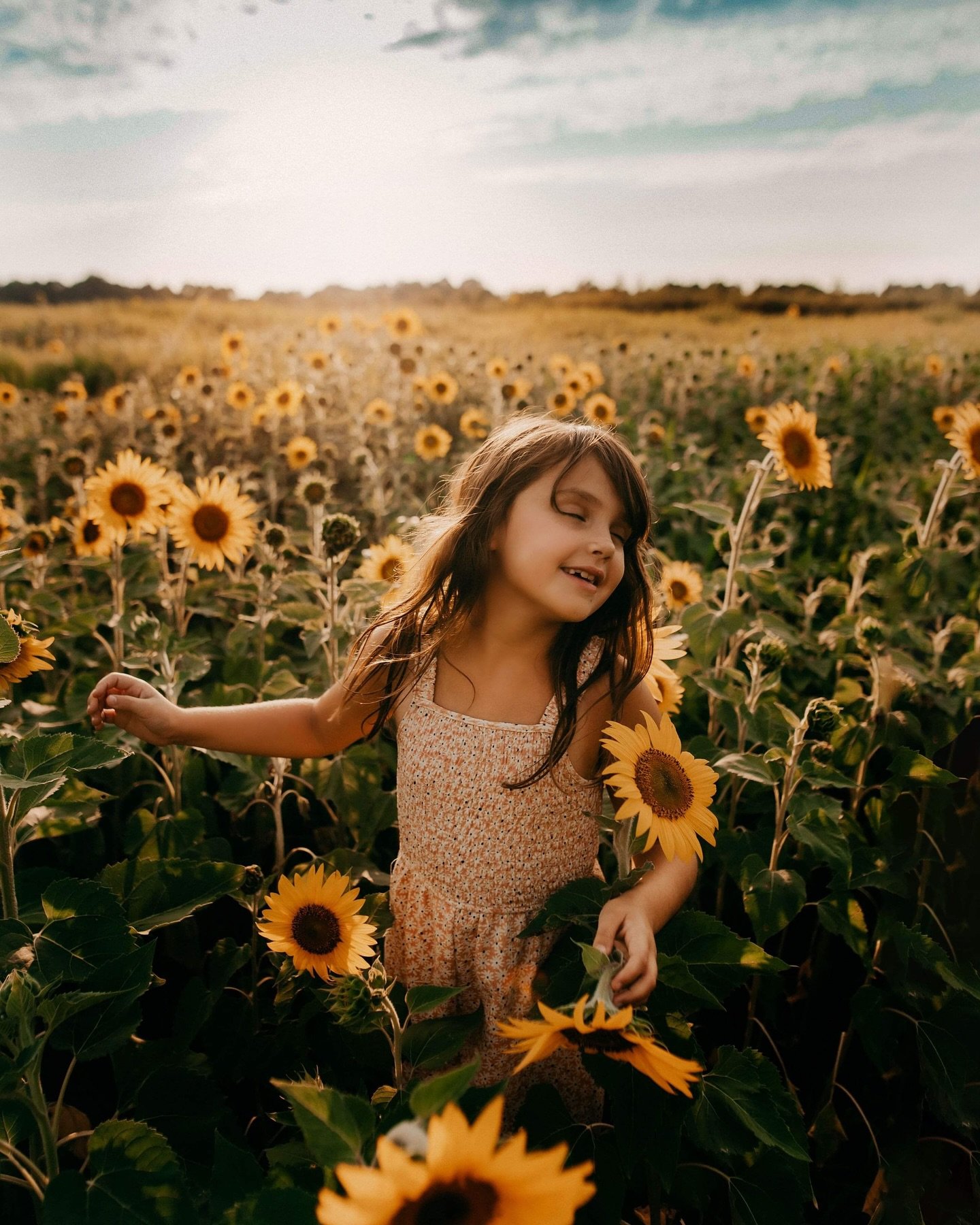 In a world full of roses be a sunflower. 🌻 
.
.
.
#owensborokyphotographer #evansvilleindianaphotographer #bowlinggreenkyphotographer #madisonvillekyphotographer #childhoodpost #childhoodportraits #sunflowerportraits #sunflower #posepatch