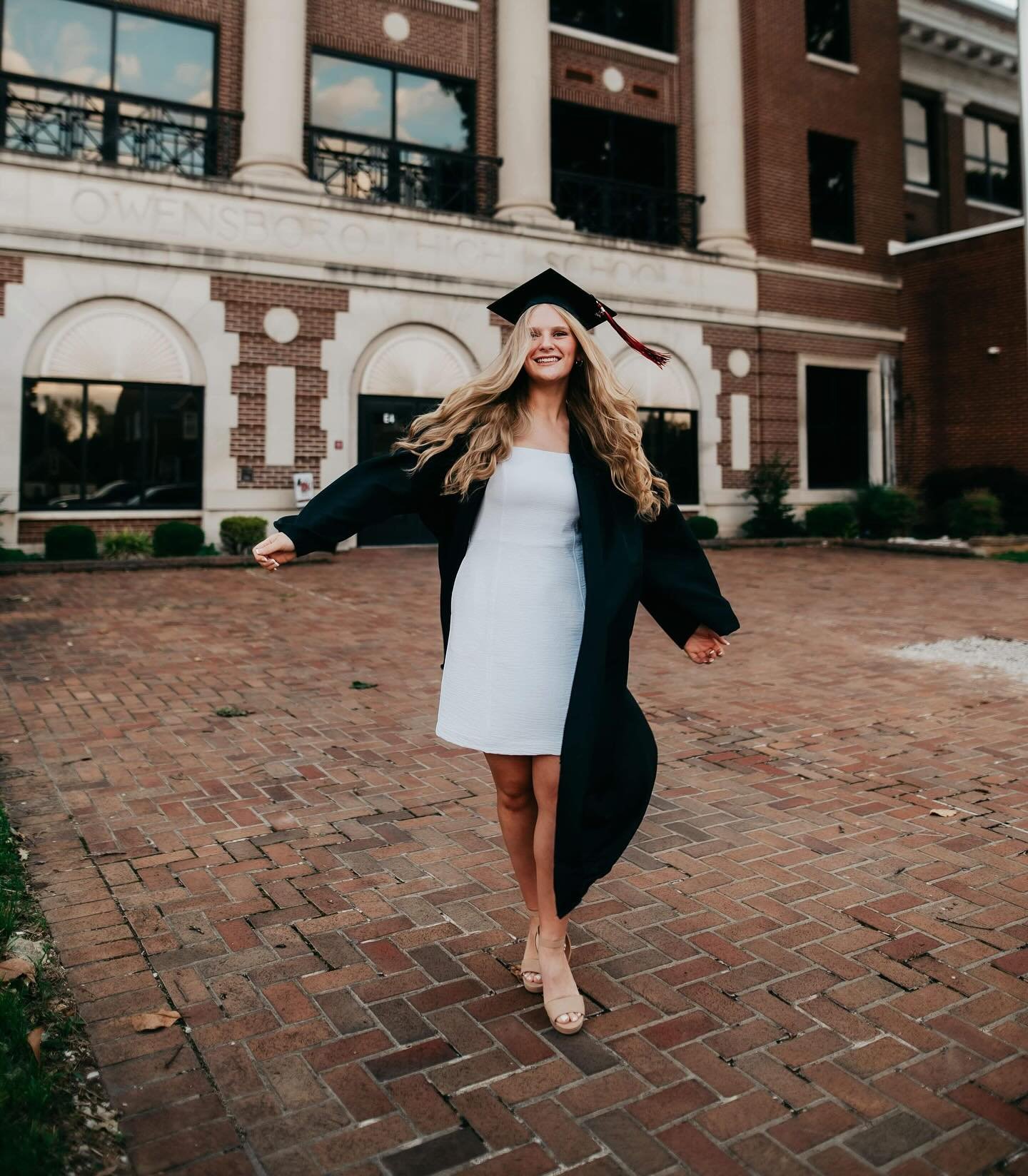 🎓✨If you&rsquo;re not having a cap and gown session as part of your senior photo shoot, you&rsquo;re really missing out! This session is truly a celebration of the end of your high school journey. You&rsquo;ll always want to look back on these photo