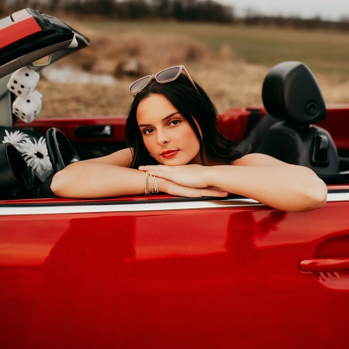 Part 1/2 of Liza&rsquo;s shoot with the Red Volkswagen and I must say 🧑&zwj;🍳💋
#owensborokyphotographer #melaniehodskinsseniors #evansvilleinseniorphotographer #volkswagen