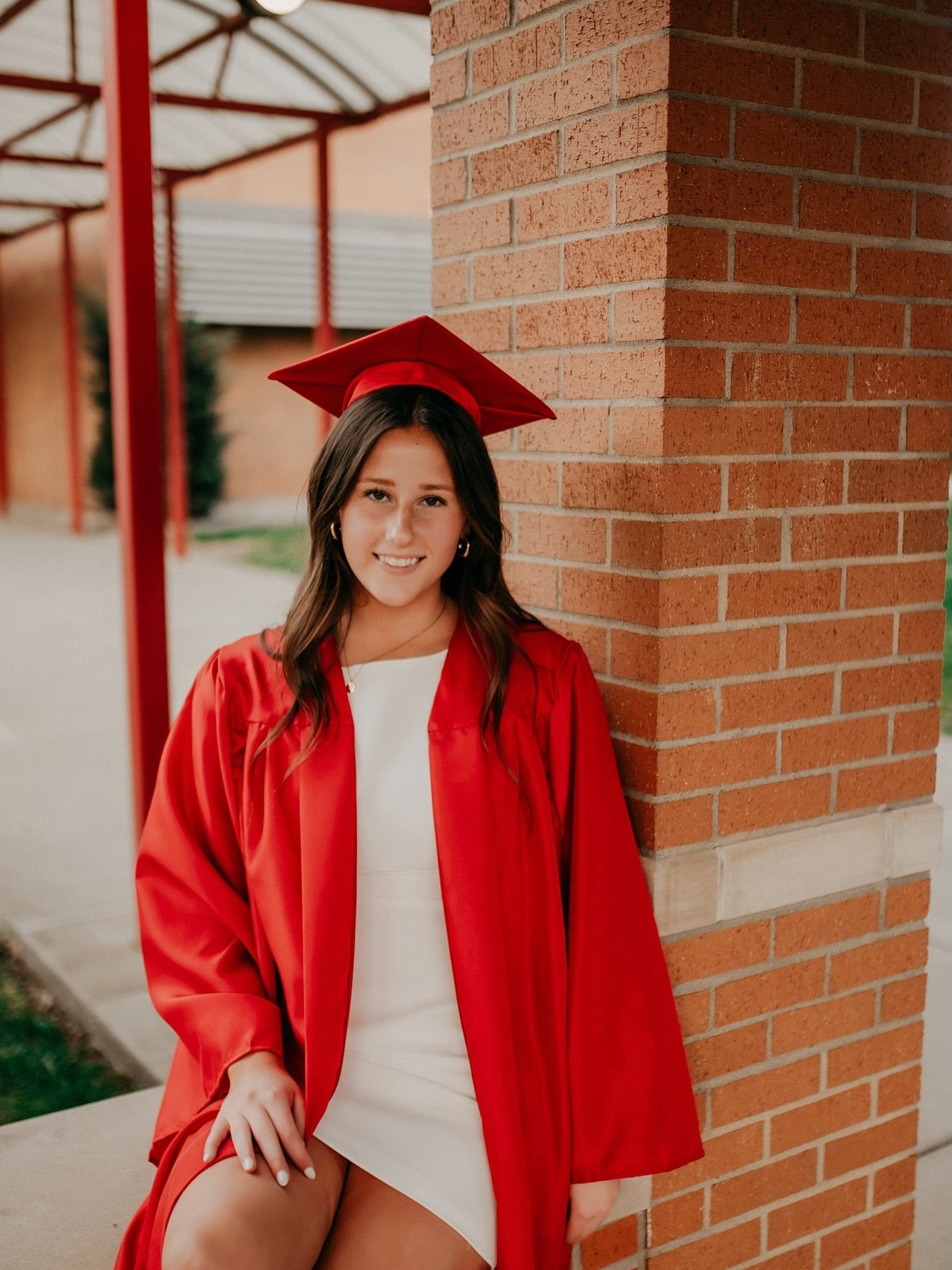 How many more days? Who else is counting down?

#melaniehodskinsphotography #owensborokyphotographer #capandgownposes