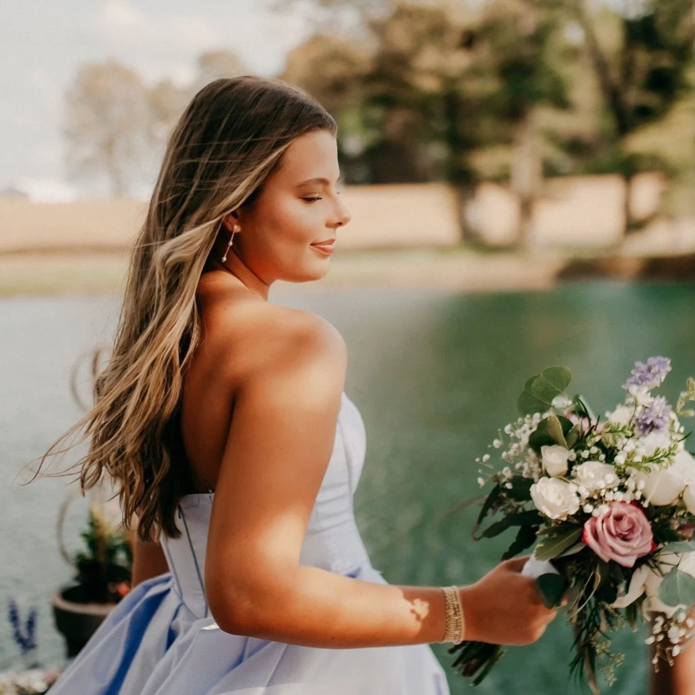 SAVE THIS for your prom pose inspo

Prom day comes fast&hellip; and the last thing you want is to be standing there thinking &ldquo;what do I do with my hands?&rdquo;

These are the poses that photograph so good and feel natural&mdash;so you can walk
