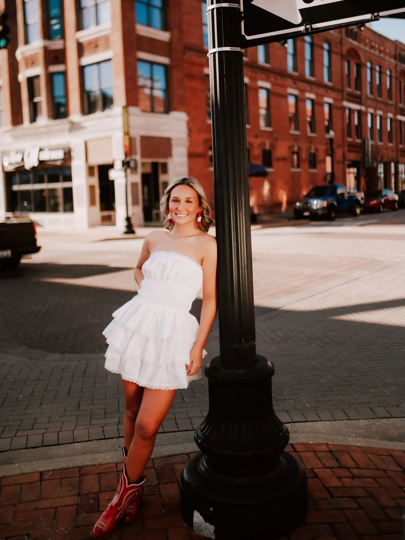 Downtown sessions are always underrated ✨

Everyone thinks fields, flowers, and nature for senior photos&hellip; but the city? The city gives main character energy every single time. The movement, the texture, the lights, the confidence &mdash; it ju