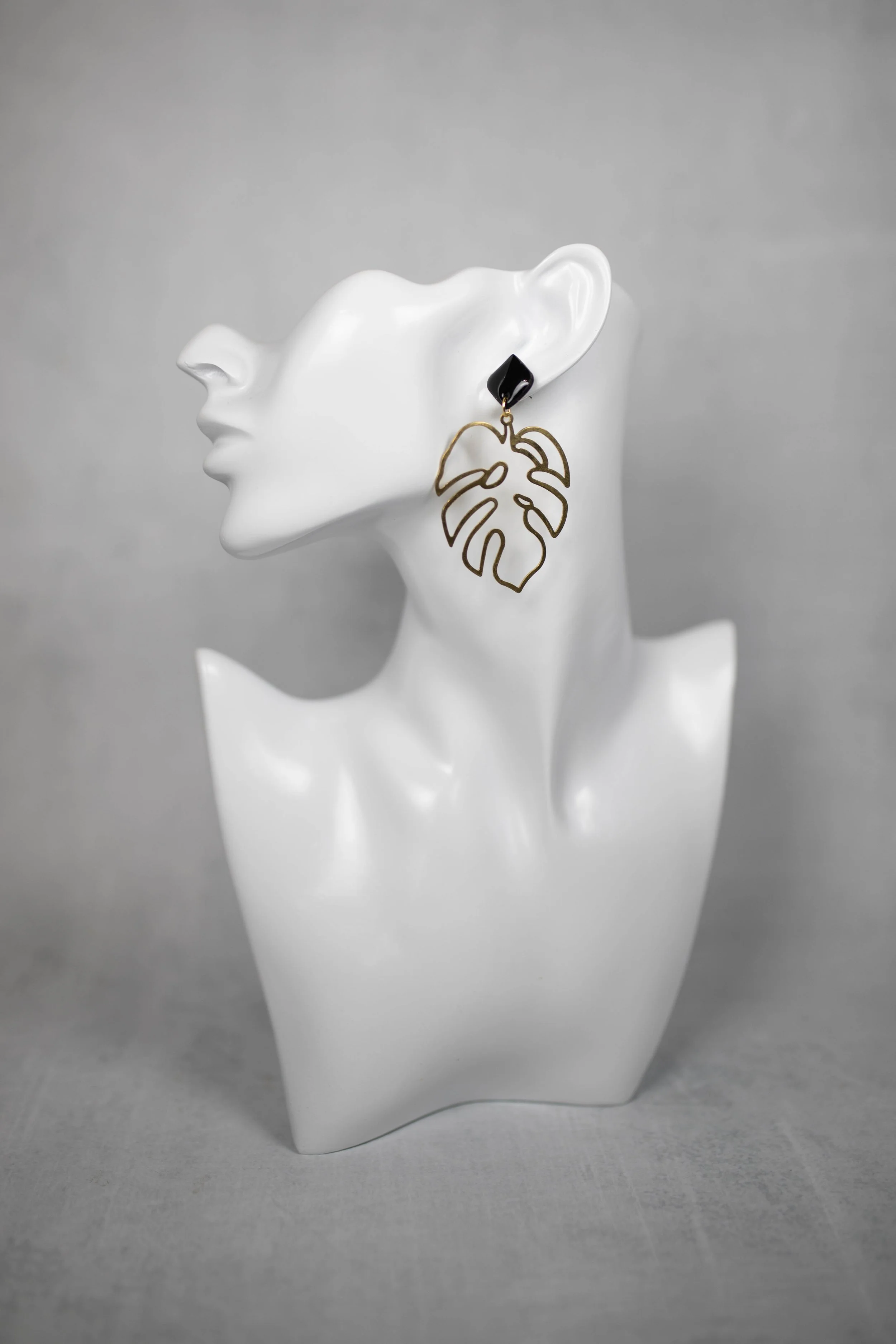 Monstera (solid black)