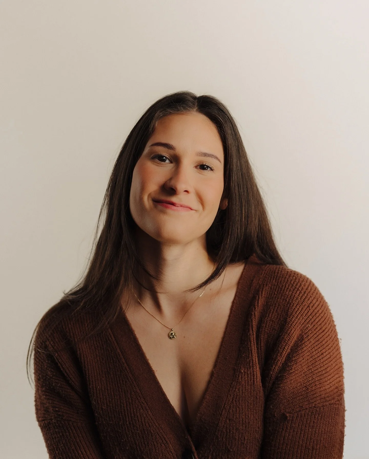 Fresh headshots for Emily ✨

She told me she didn&rsquo;t want *boring* + stuffy headshots which was music to my ears!! She&rsquo;ll be entering her career as a psychotherapist + wanted her photos to capture her casual, approachable nature. 

Here ar