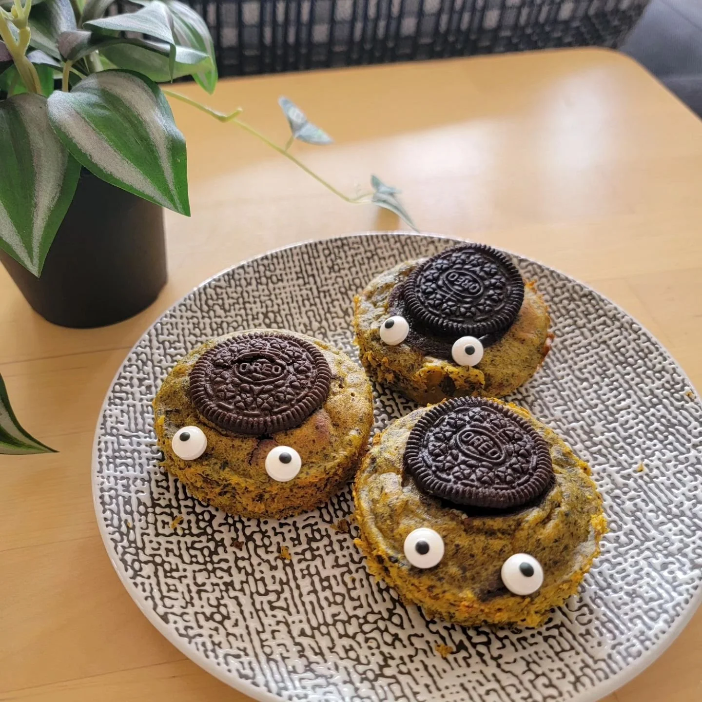 Happy Halloween to everyone.
Slide to the end... You'll see how hard Nova worked to get her photos done😂.
#halloween2024🎃👻🕷️ #behindthescenesvideo #pumpkinmuffins #crazybordercollie #summervibes