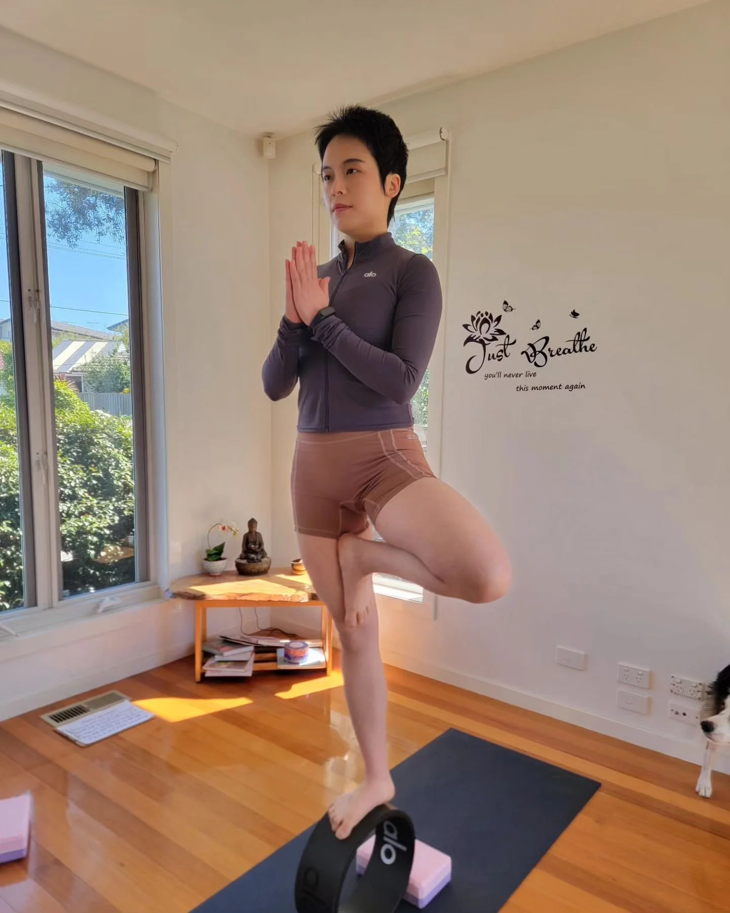 ♀️New hair, don't care! The yoga wheel is my new favorite toy. ✨ Standing on it feels like I'm back in childhood, full of curiosity and a desire to challenge myself. Yoga has taught me that life is like a balancing act. Finding harmony between the bo