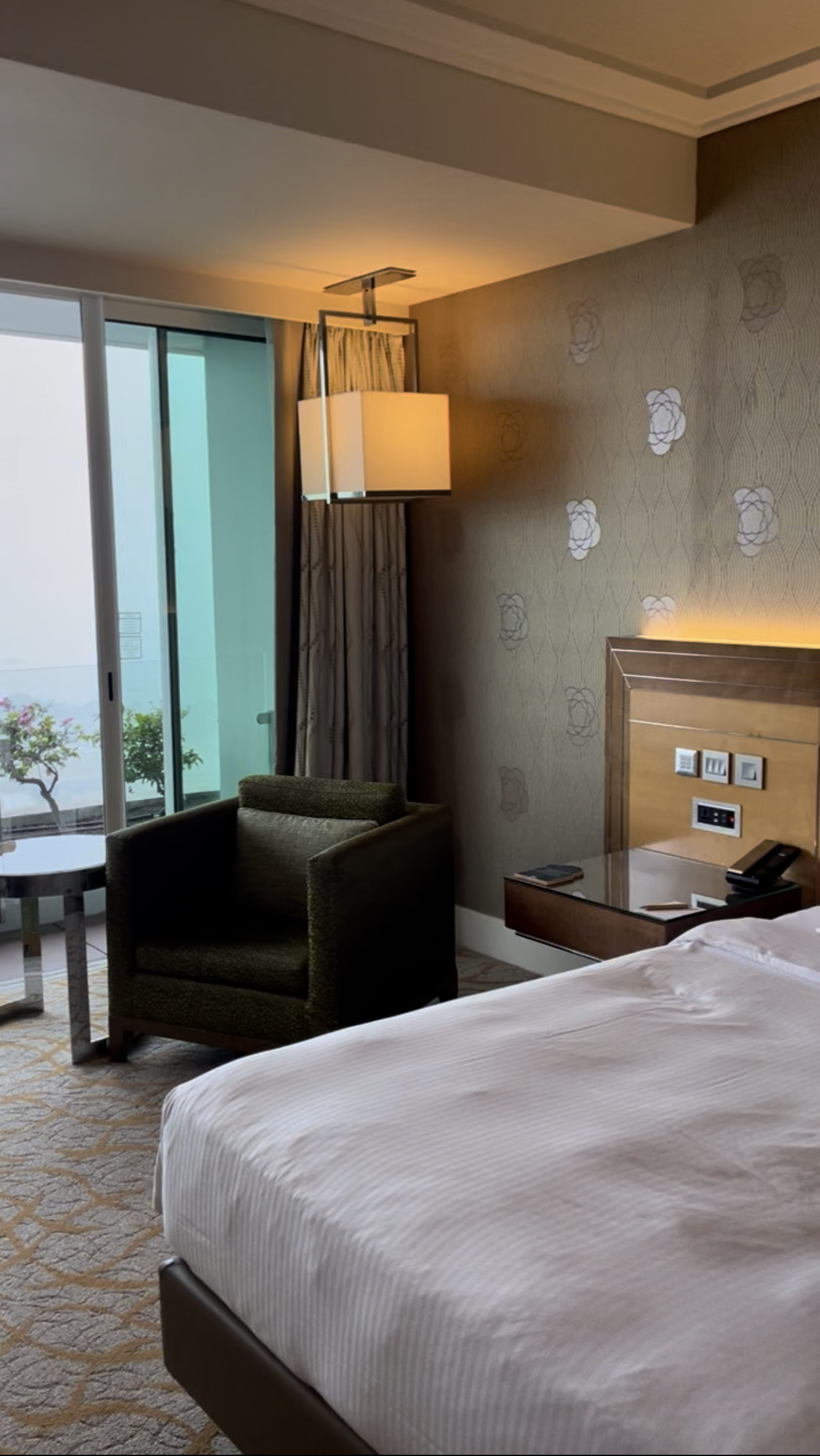 marina bay sands Deluxe King Harbour View room 1.png