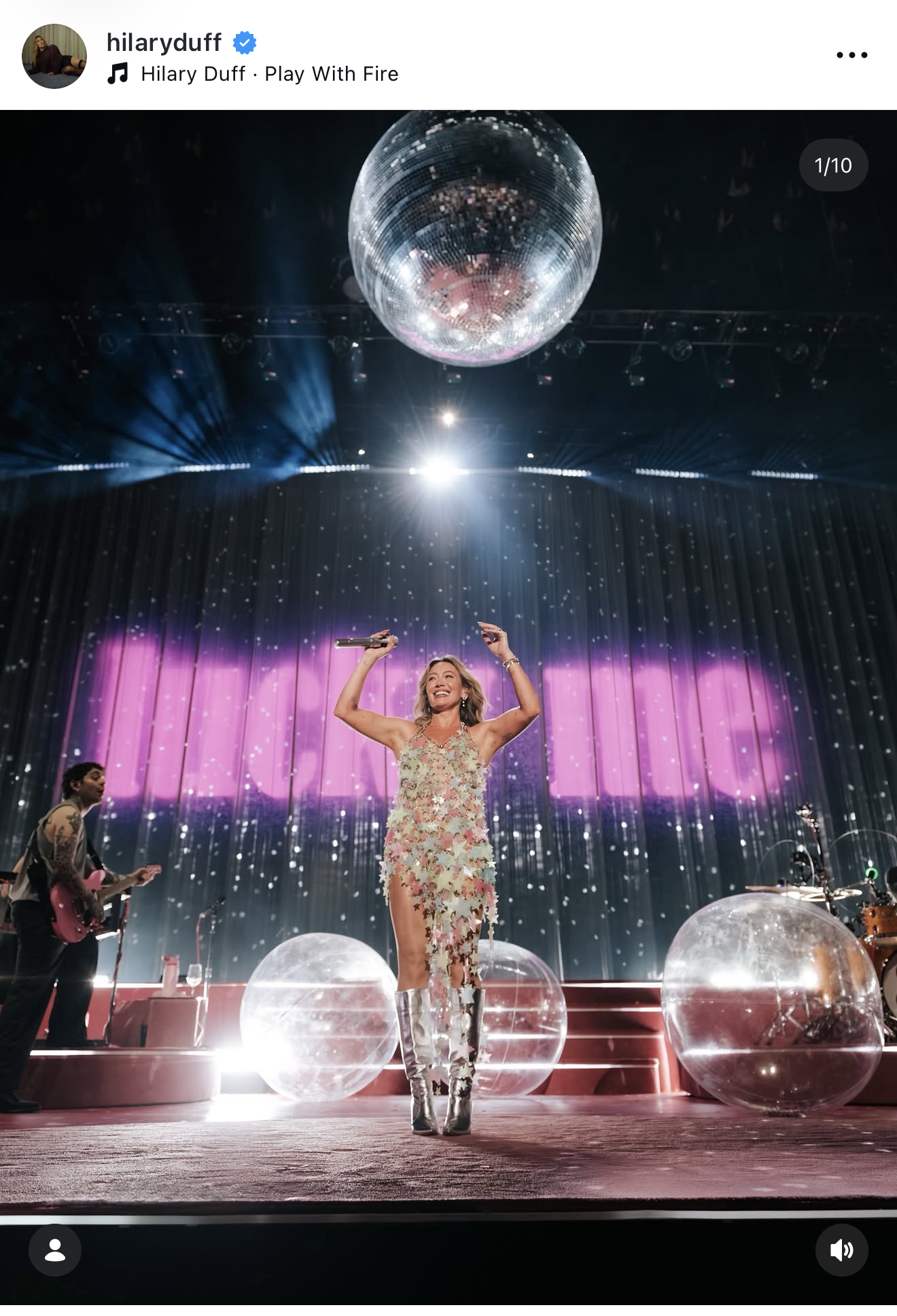 hilary duff star dress concert look.png