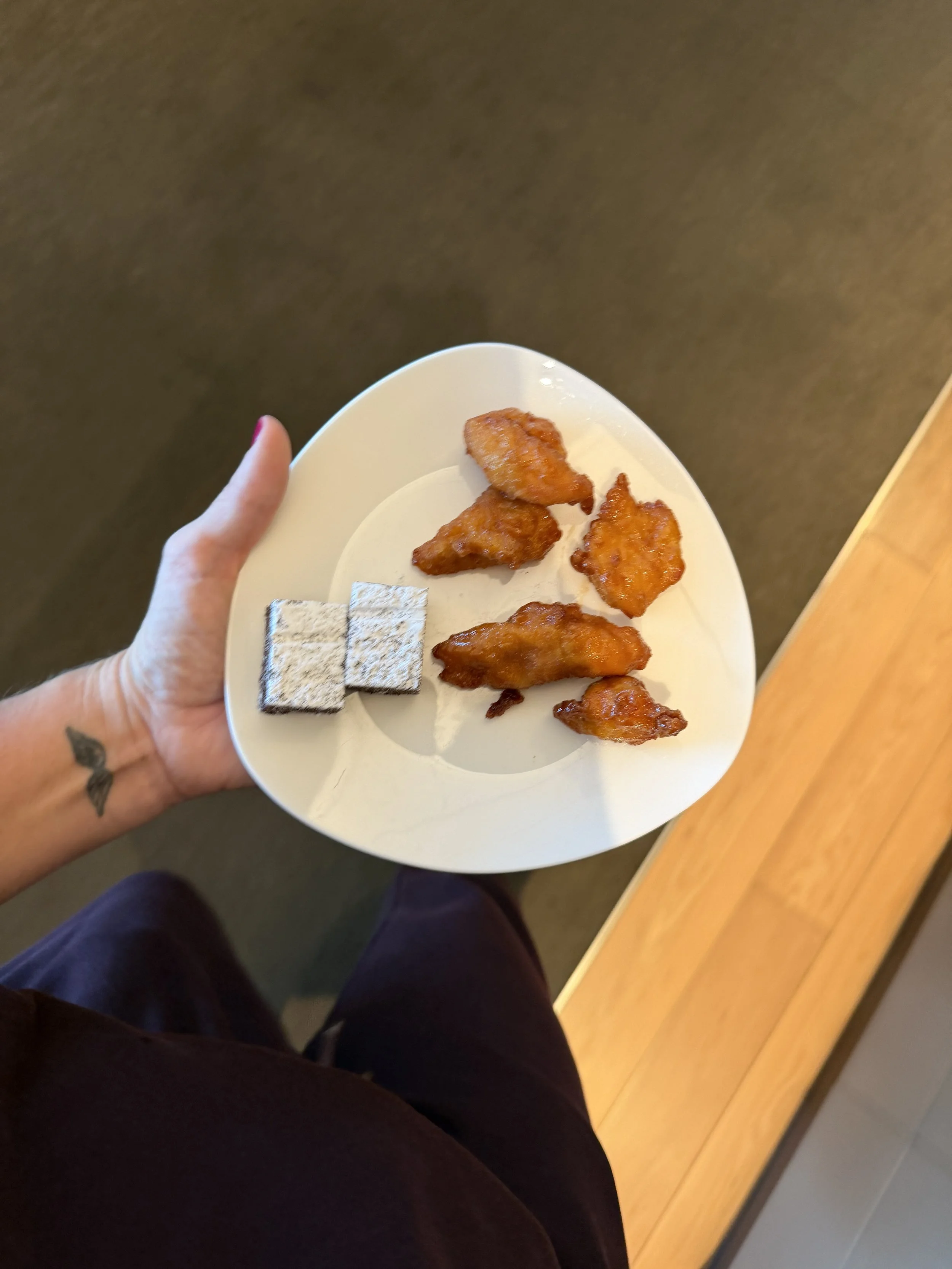 asiana business lounge east incheon chicken and brownie plate.JPG