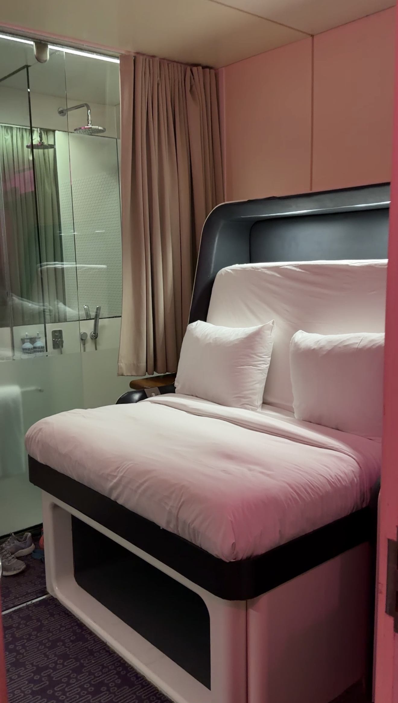 Premium Queen room at YOTEALAIR Amsterdam Schiphol Airport
