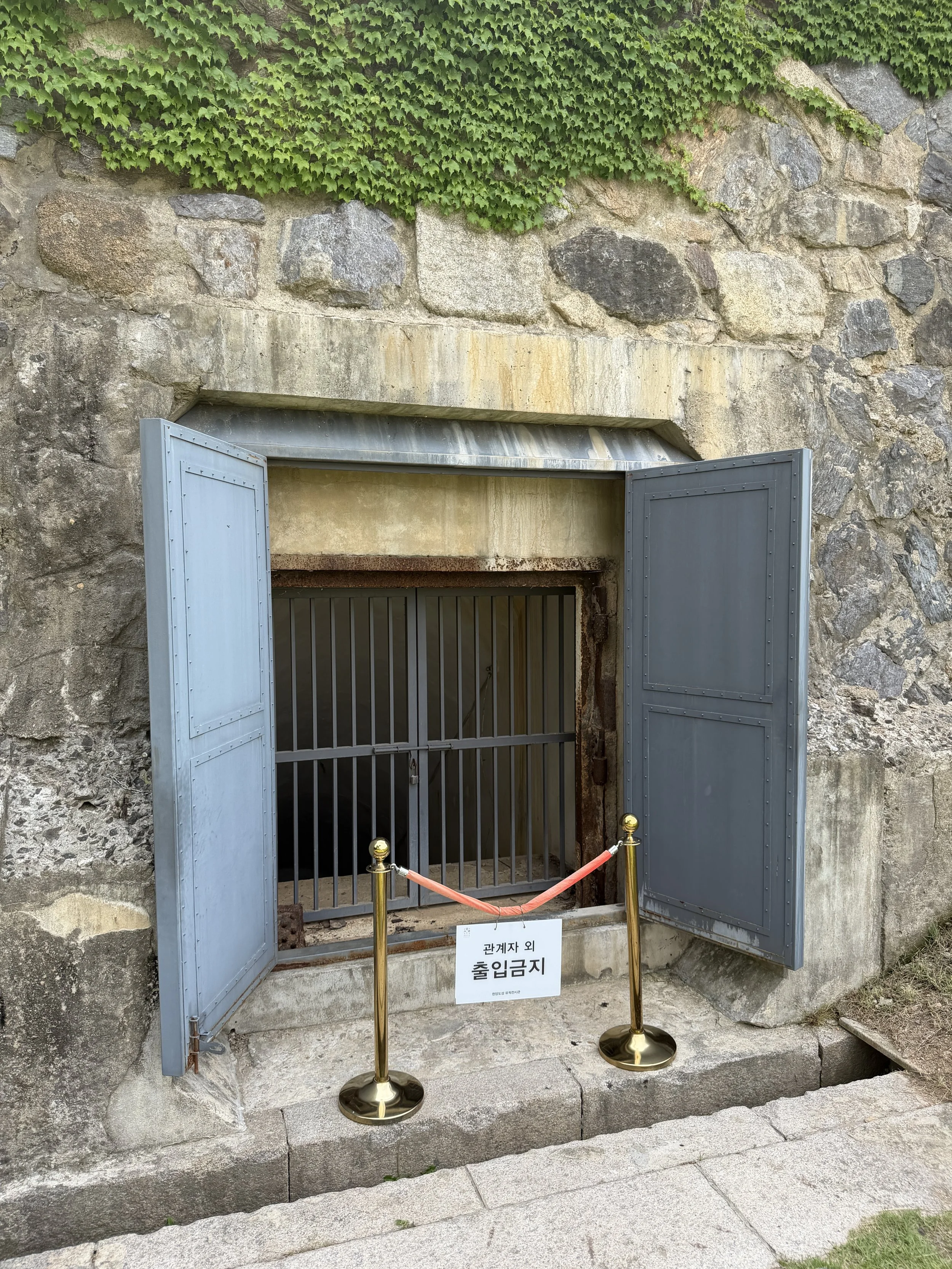 emergency bunker near namsan tower.JPG