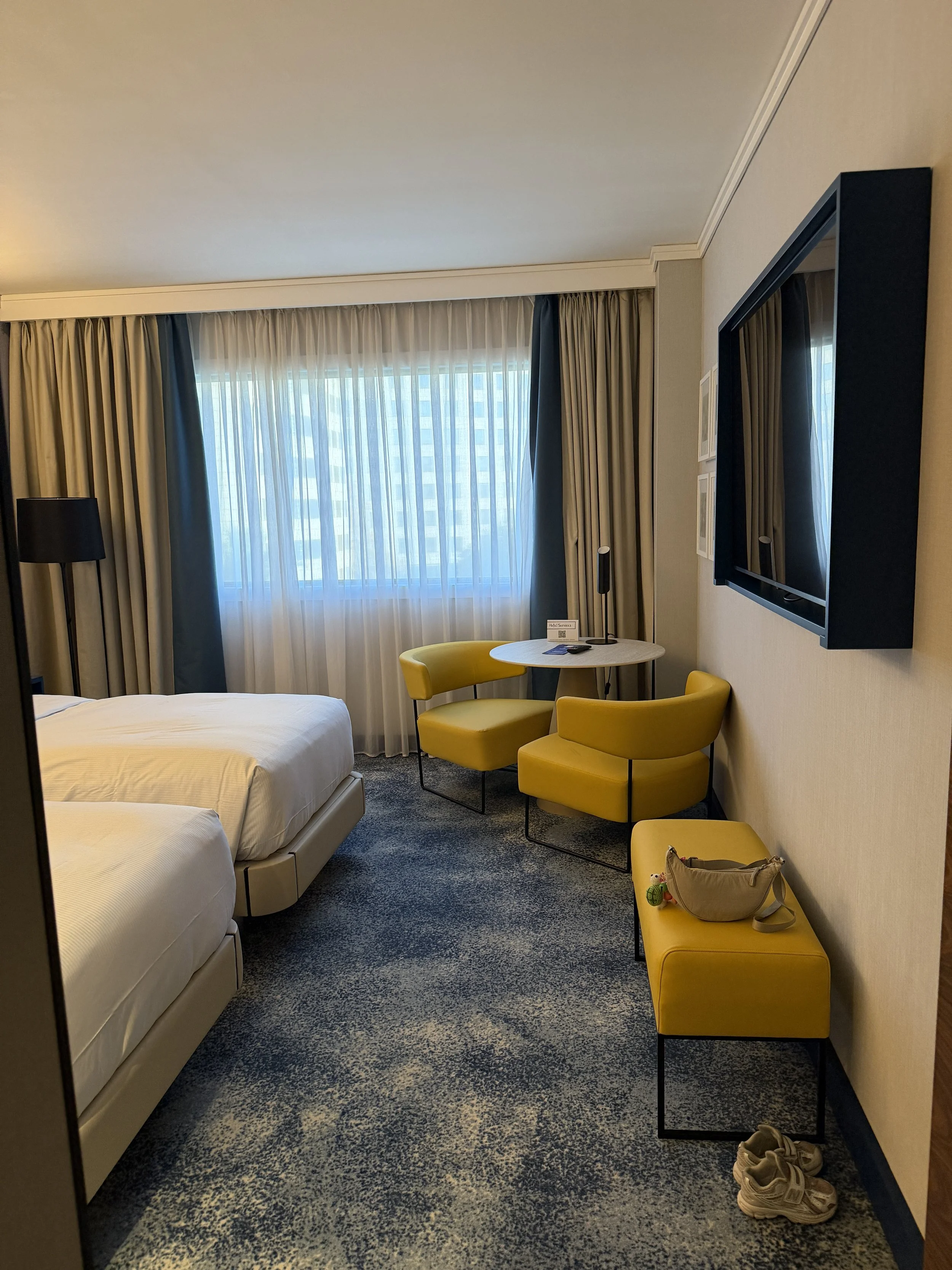 hilton barcelona twin bed familiy connecting room chairs tv.JPG